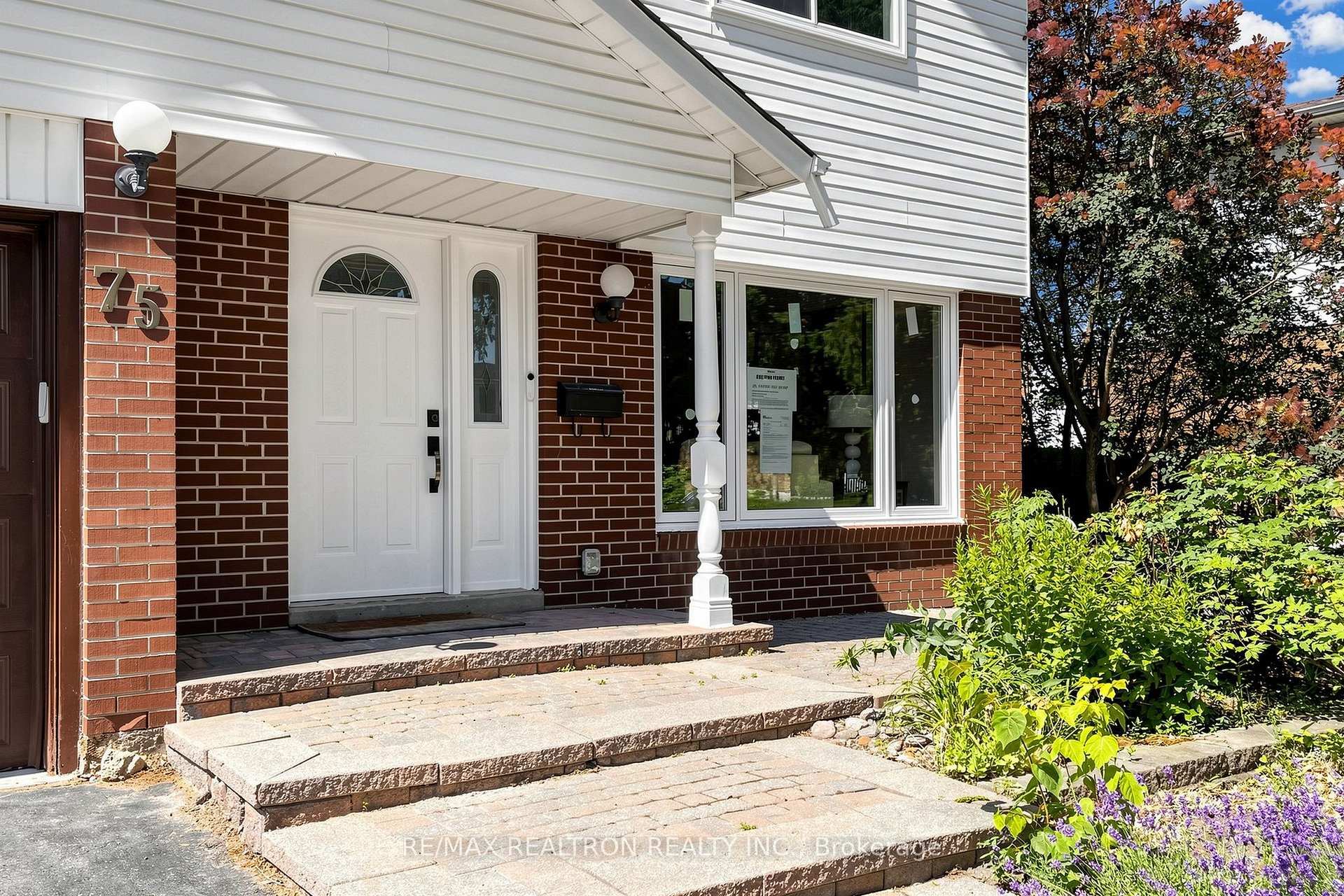 Photo 3 of 75 Pringle Avenue, Markham, Markham Village — HOMEH