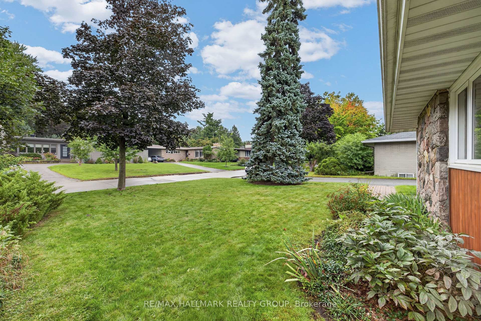 Photo 3 of 936 Parkhurst Boulevard, Ottawa, McKellar Heights/Glabar Park — HOMEH