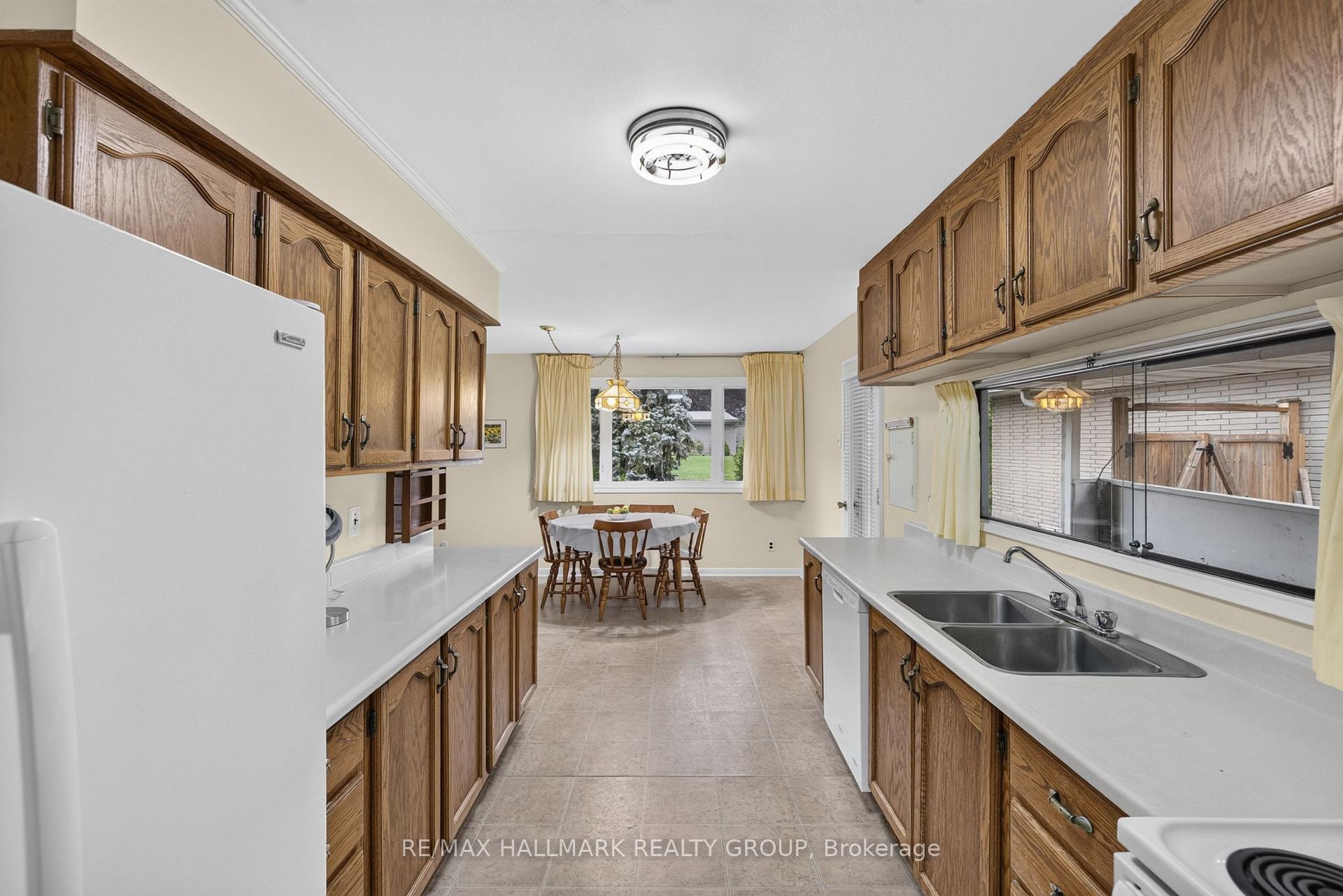 Photo 18 of 936 Parkhurst Boulevard, Ottawa, McKellar Heights/Glabar Park — HOMEH