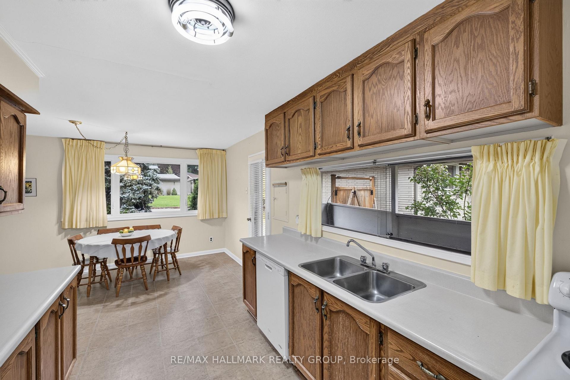 Photo 21 of 936 Parkhurst Boulevard, Ottawa, McKellar Heights/Glabar Park — HOMEH