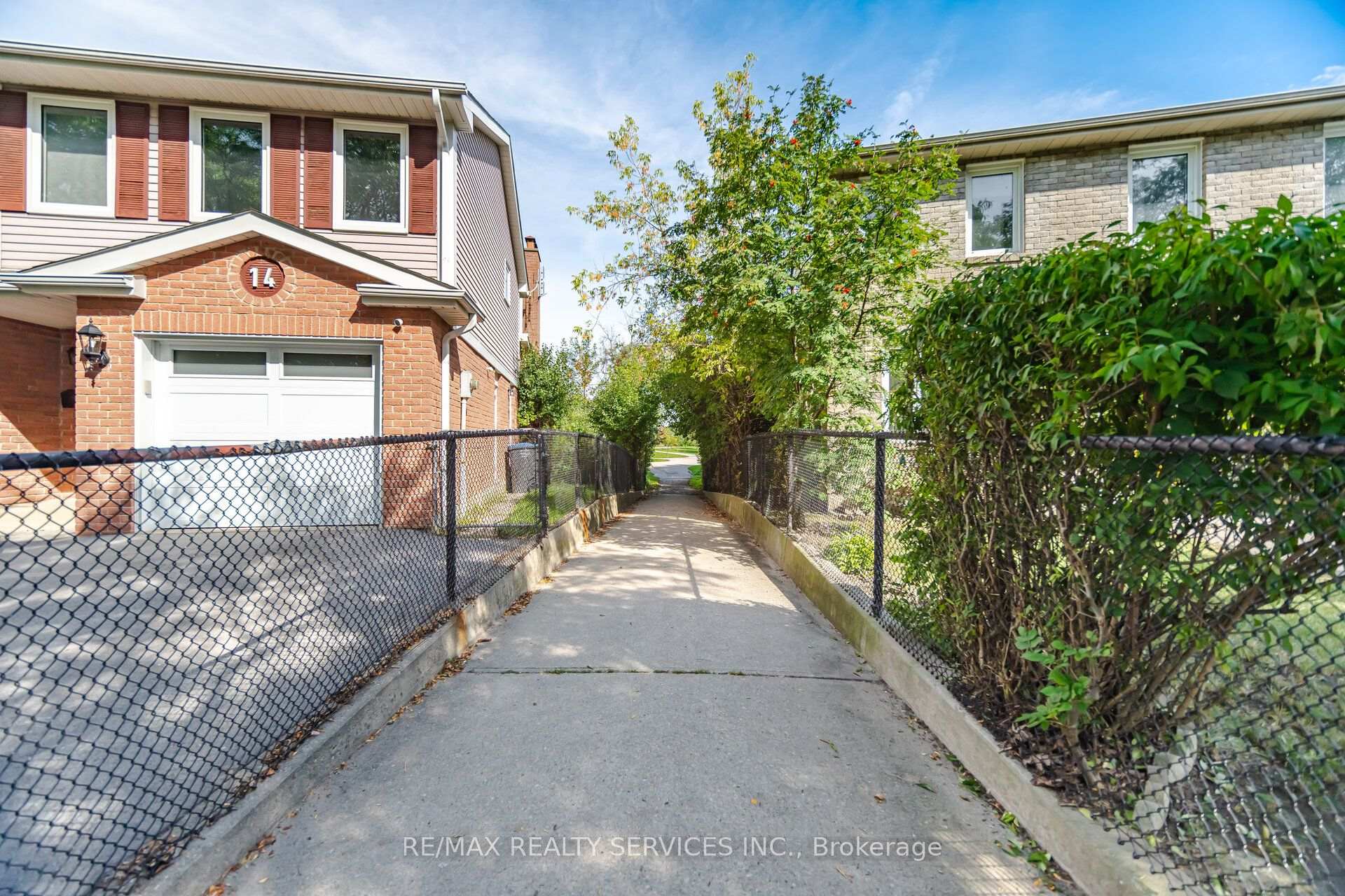 Photo 3 of 12 Ladin Drive, Brampton, Westgate — HOMEH