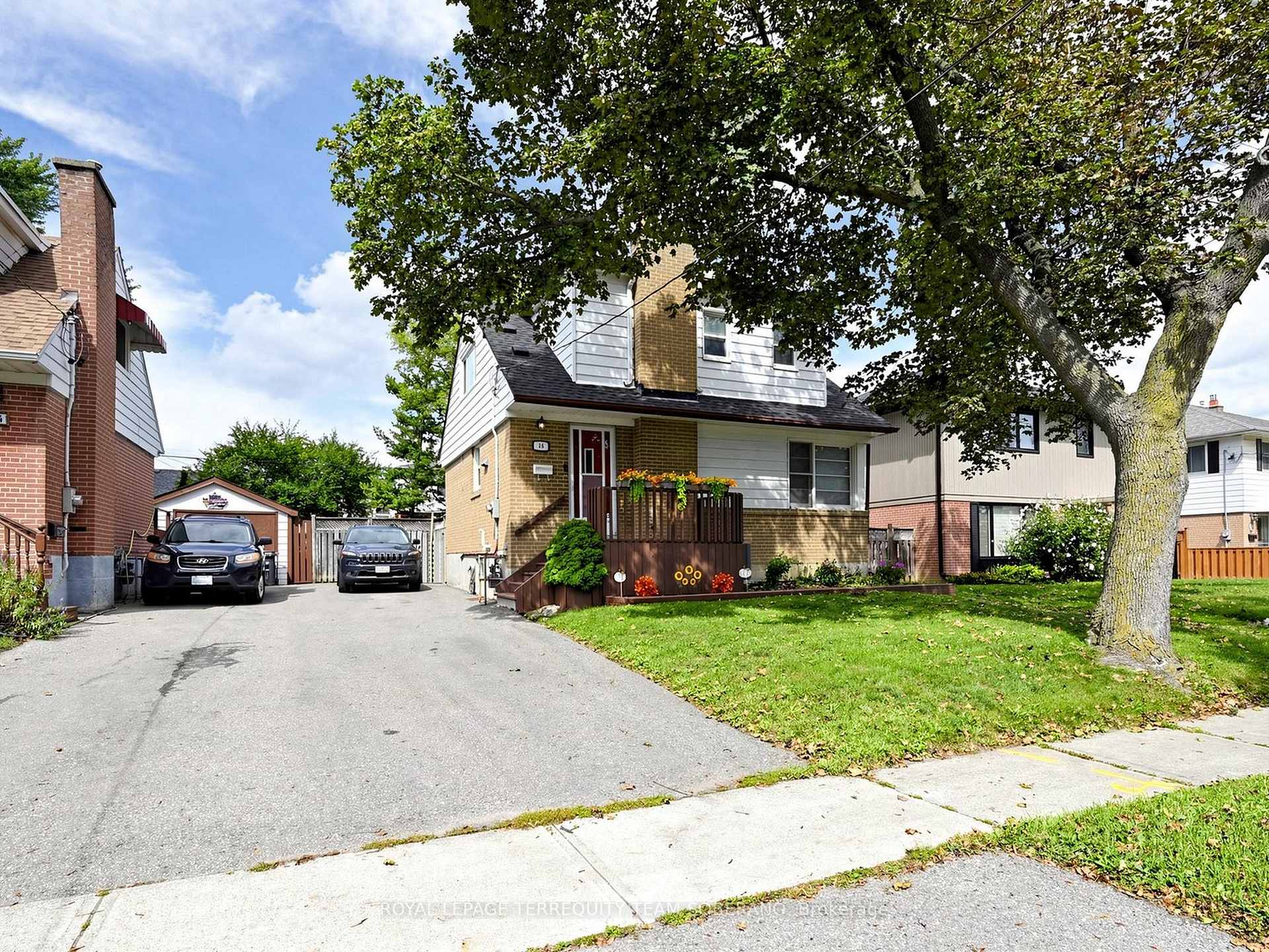 Photo 2 of 16 Clearbrooke Circle, Etobicoke, Rexdale-Kipling — HOMEH