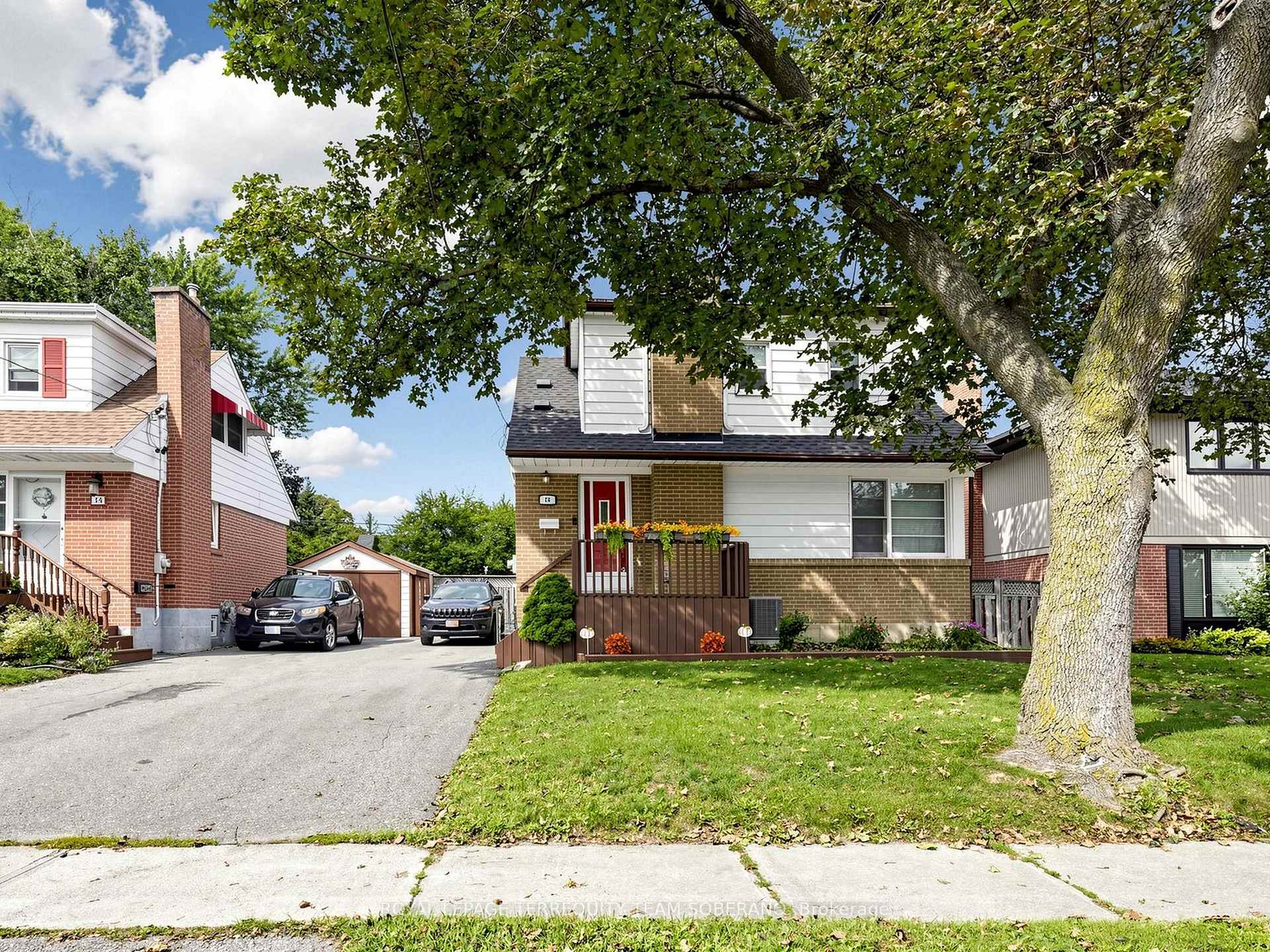 Photo 3 of 16 Clearbrooke Circle, Etobicoke, Rexdale-Kipling — HOMEH