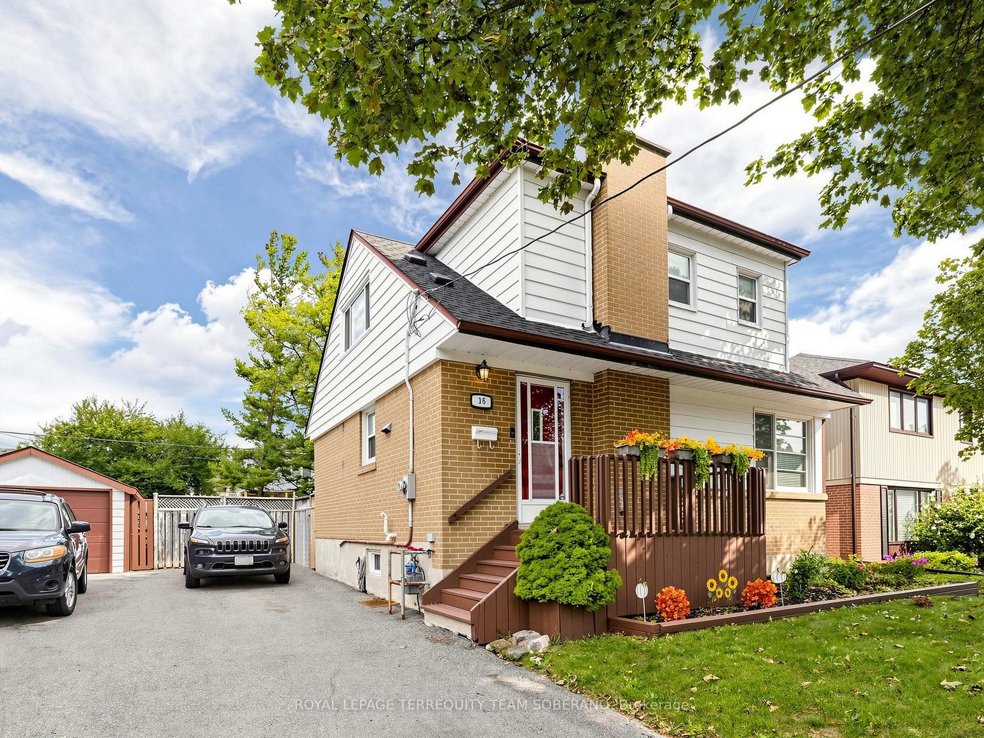 Photo 4 of 16 Clearbrooke Circle, Etobicoke, Rexdale-Kipling — HOMEH