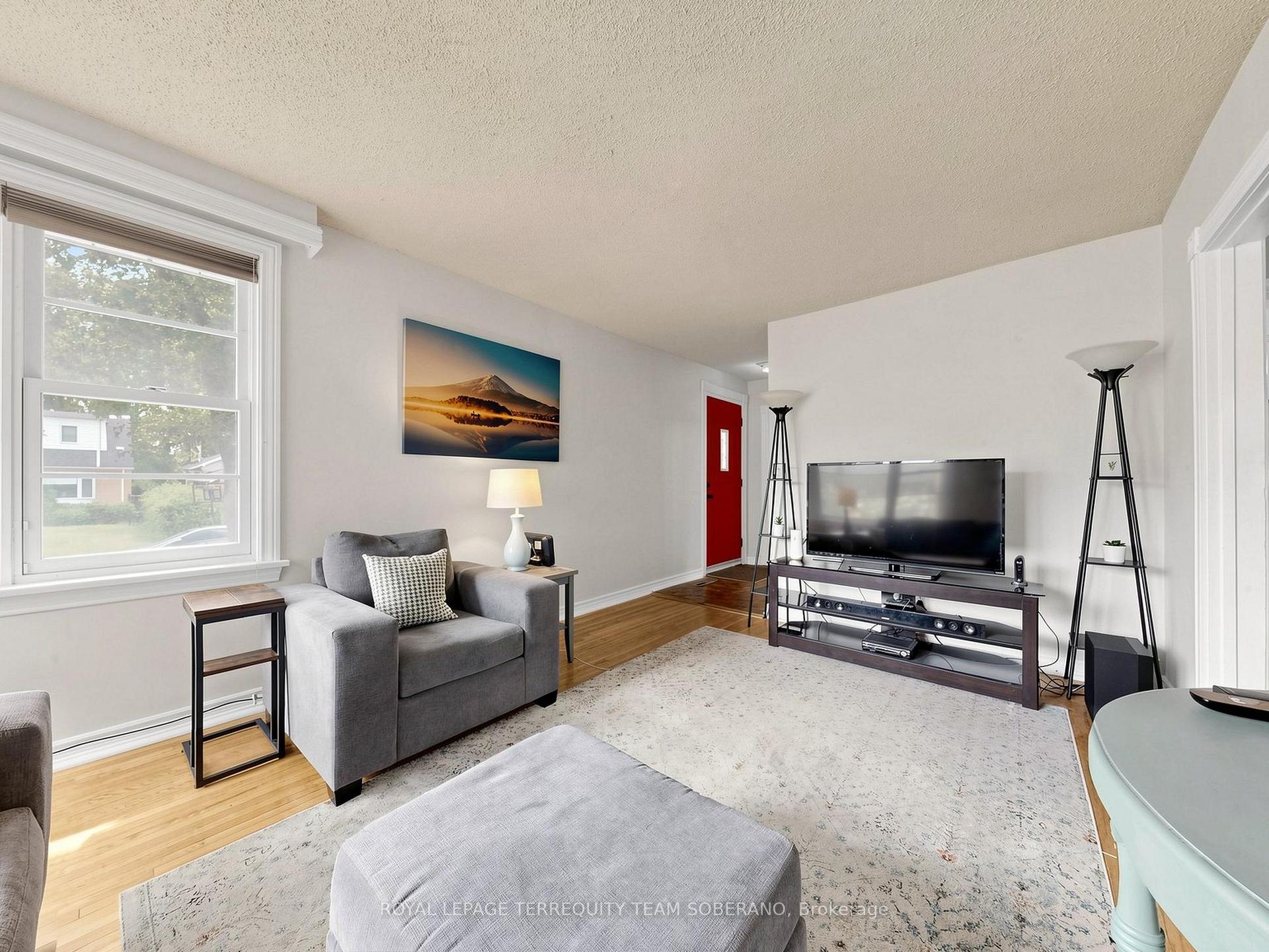Photo 7 of 16 Clearbrooke Circle, Etobicoke, Rexdale-Kipling — HOMEH