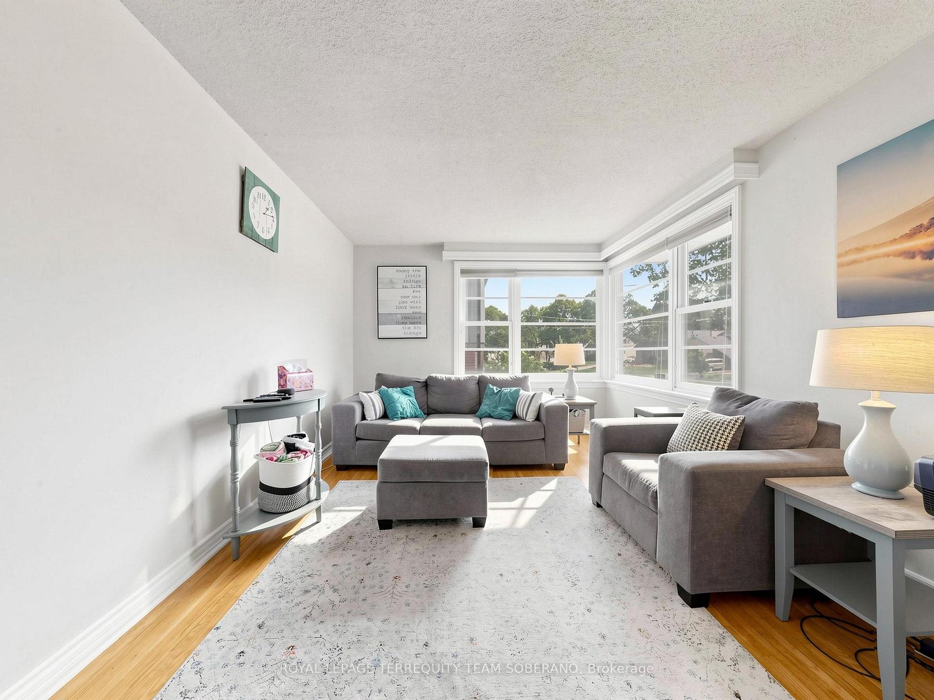 Photo 8 of 16 Clearbrooke Circle, Etobicoke, Rexdale-Kipling — HOMEH