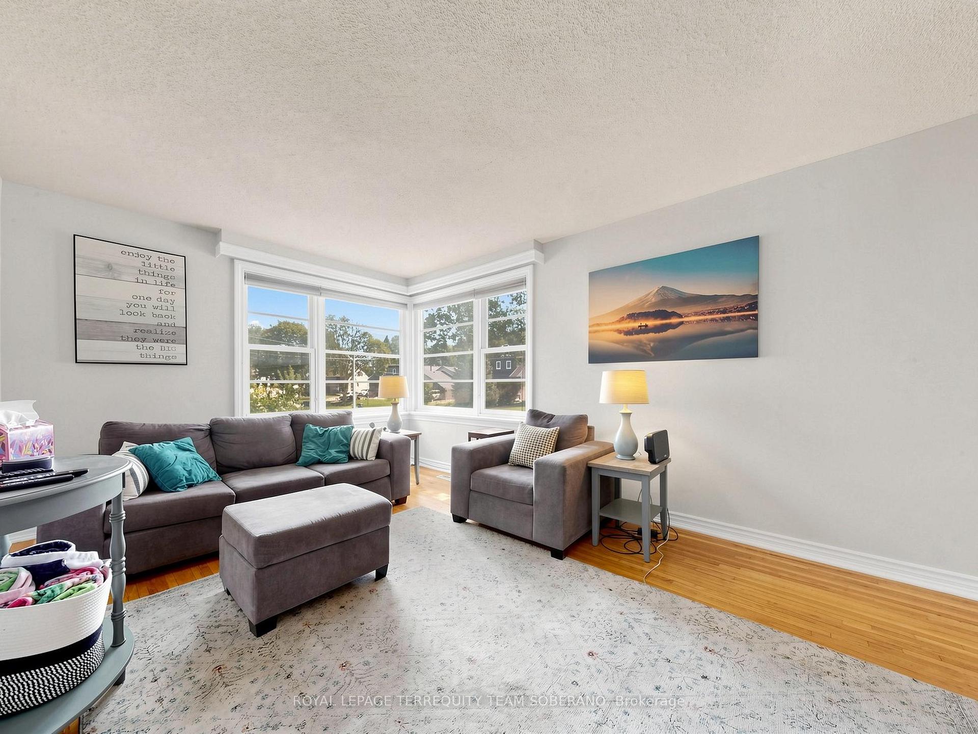 Photo 9 of 16 Clearbrooke Circle, Etobicoke, Rexdale-Kipling — HOMEH