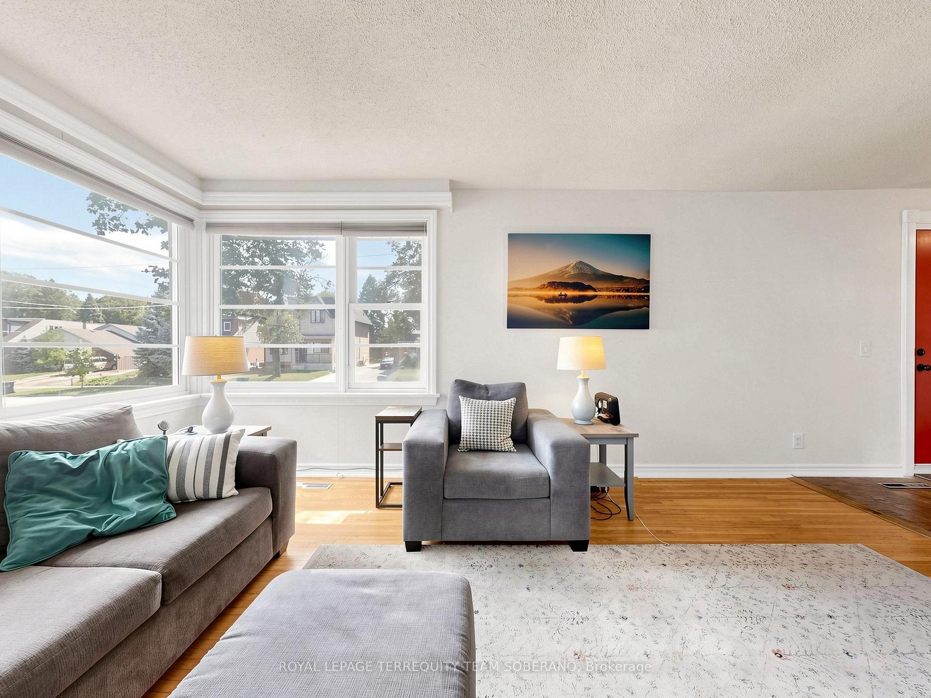 Photo 11 of 16 Clearbrooke Circle, Etobicoke, Rexdale-Kipling — HOMEH