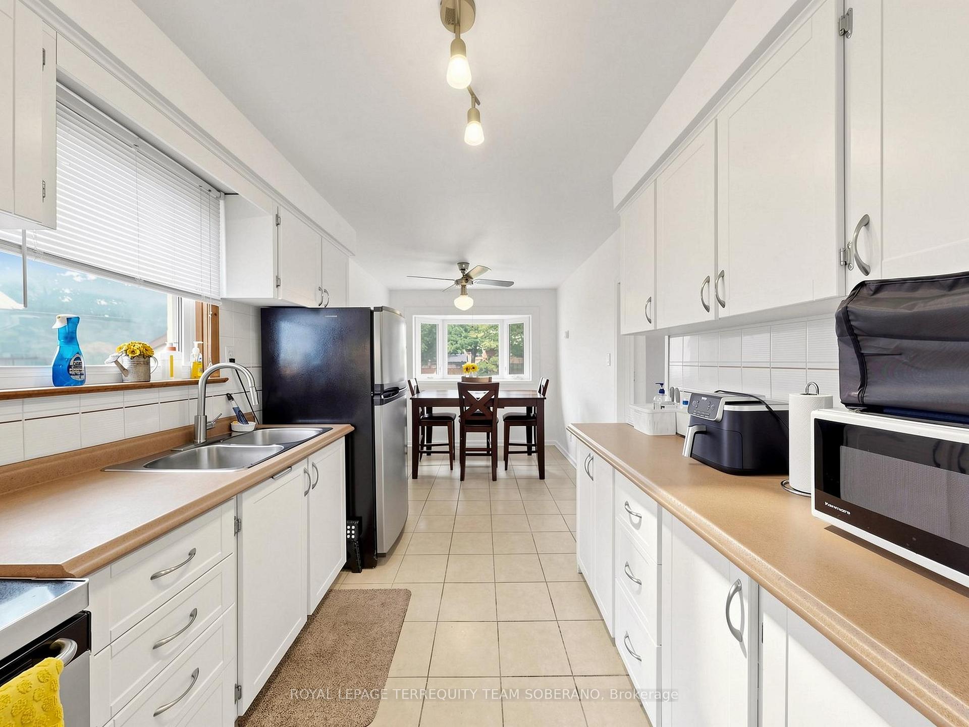 Photo 12 of 16 Clearbrooke Circle, Etobicoke, Rexdale-Kipling — HOMEH