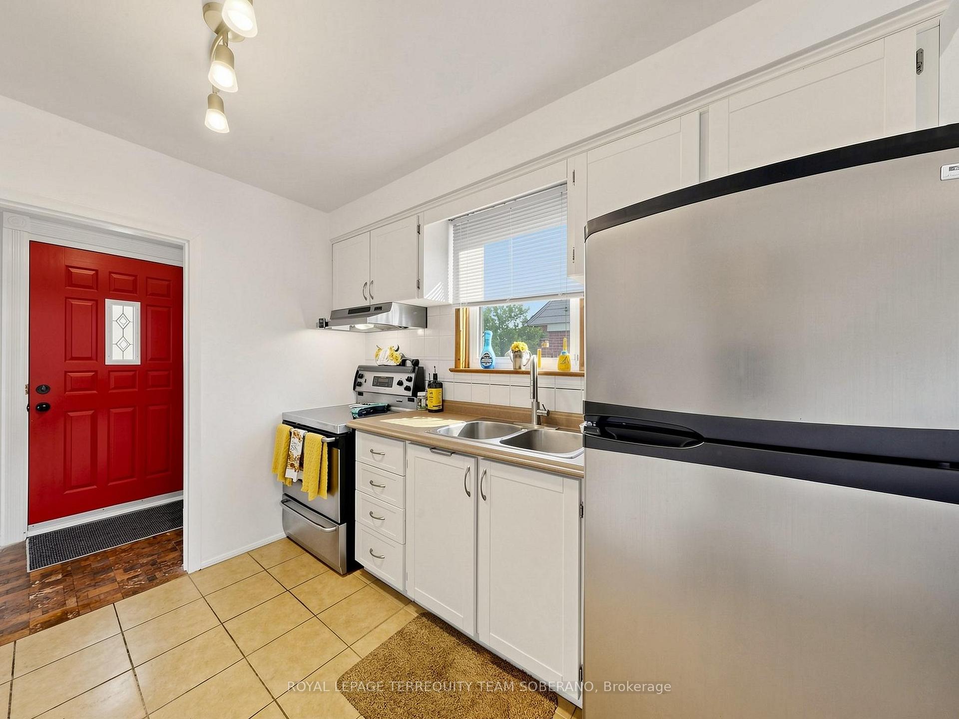 Photo 13 of 16 Clearbrooke Circle, Etobicoke, Rexdale-Kipling — HOMEH