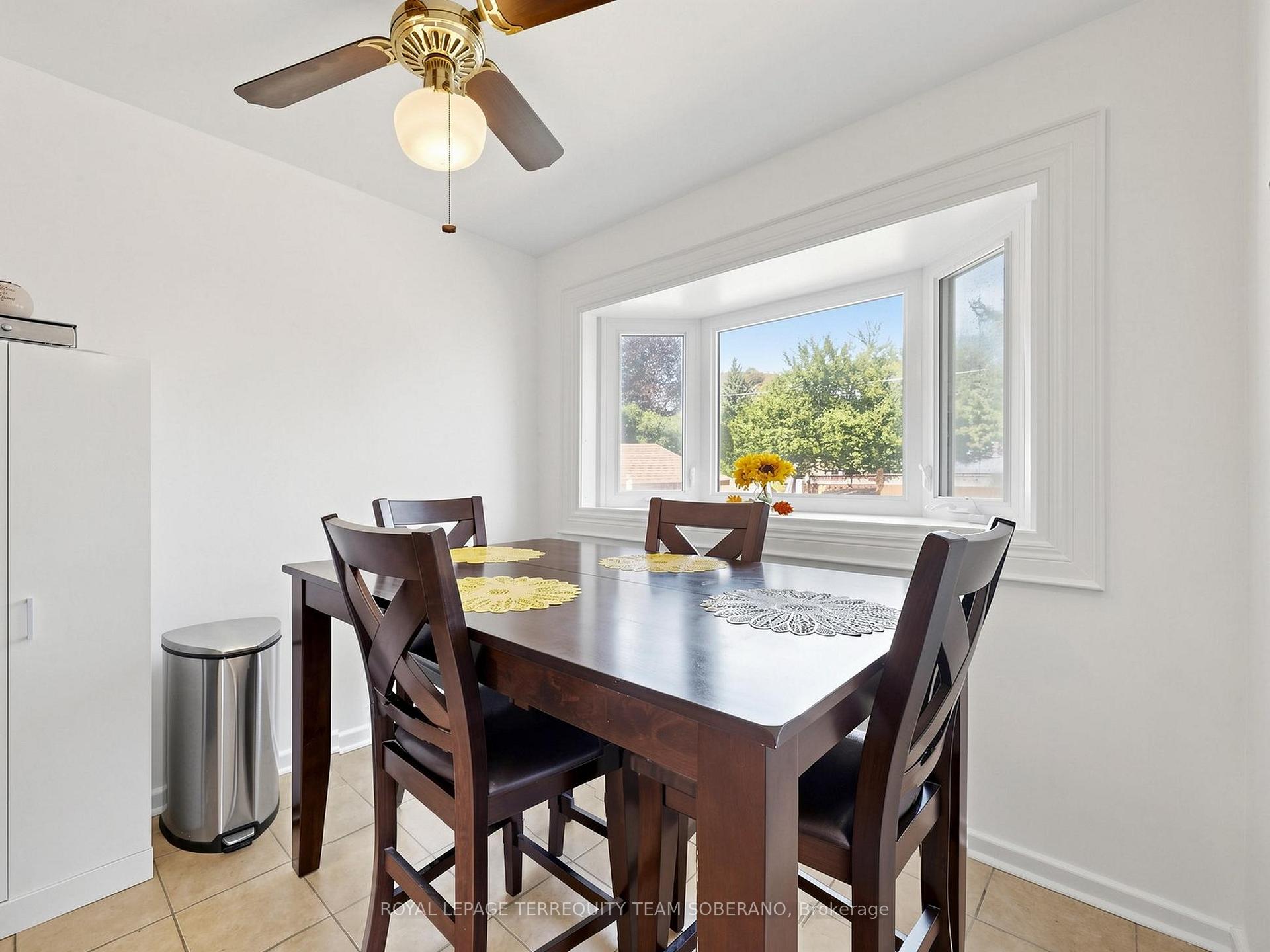 Photo 18 of 16 Clearbrooke Circle, Etobicoke, Rexdale-Kipling — HOMEH
