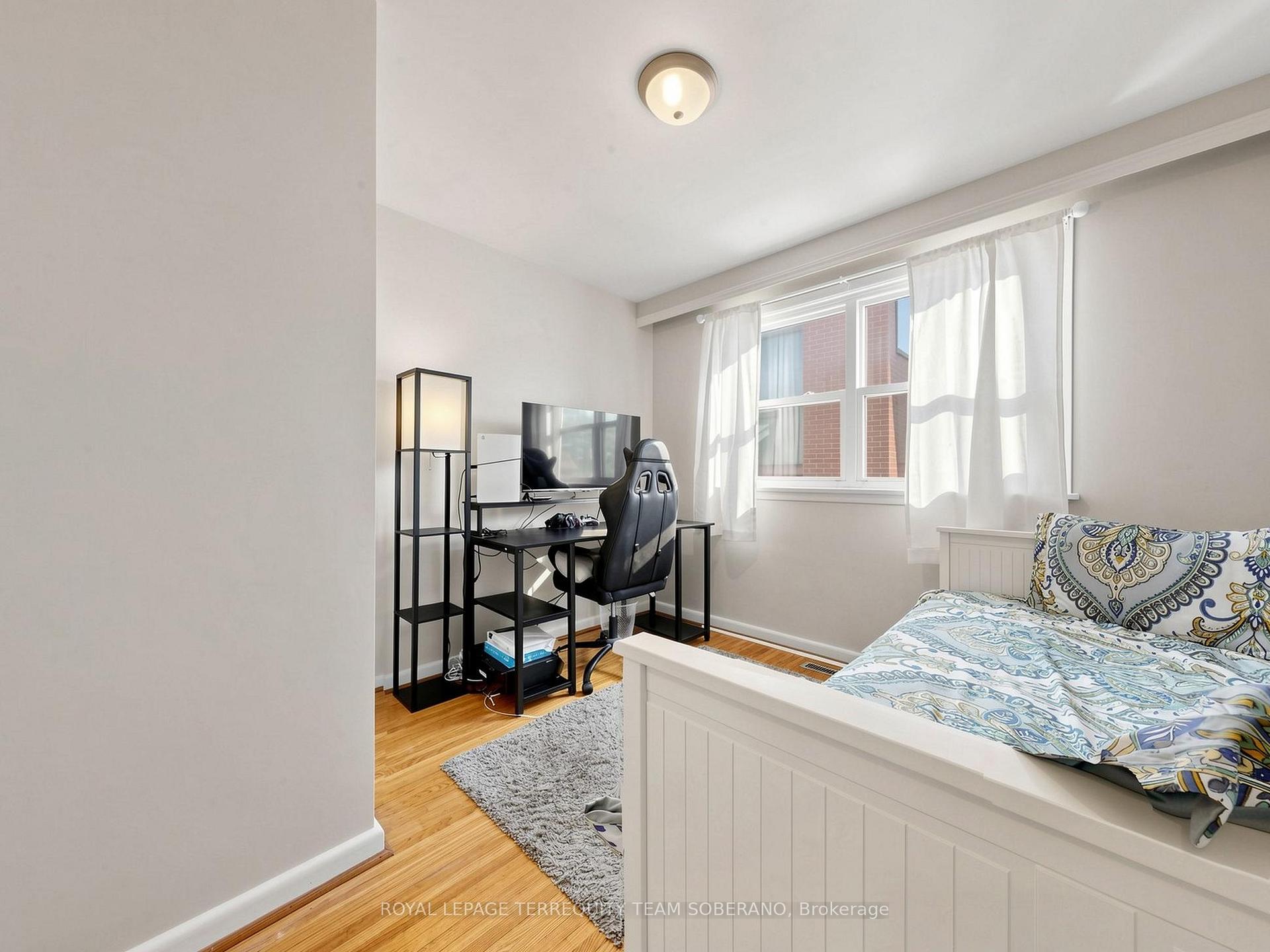 Photo 21 of 16 Clearbrooke Circle, Etobicoke, Rexdale-Kipling — HOMEH