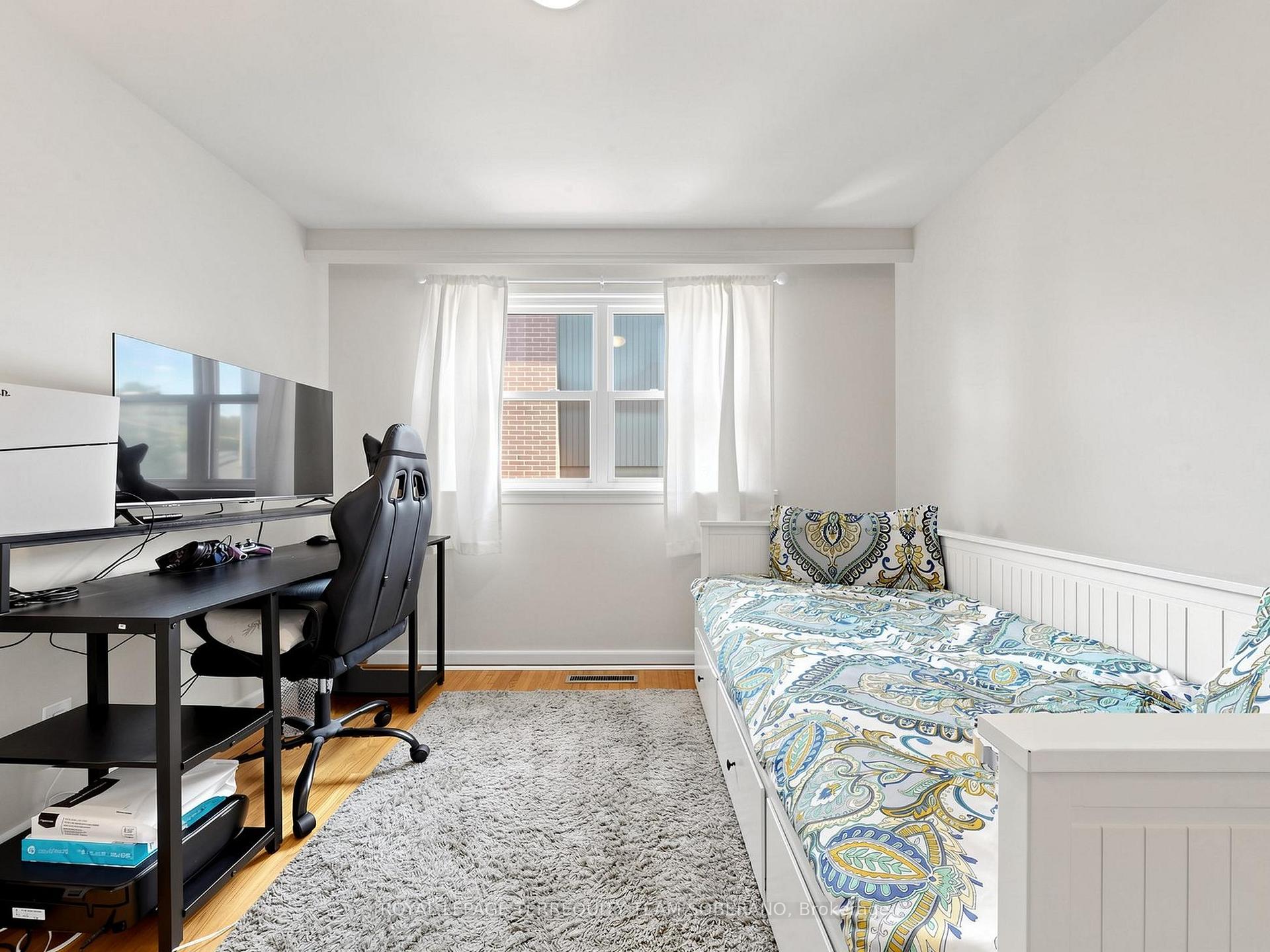 Photo 22 of 16 Clearbrooke Circle, Etobicoke, Rexdale-Kipling — HOMEH