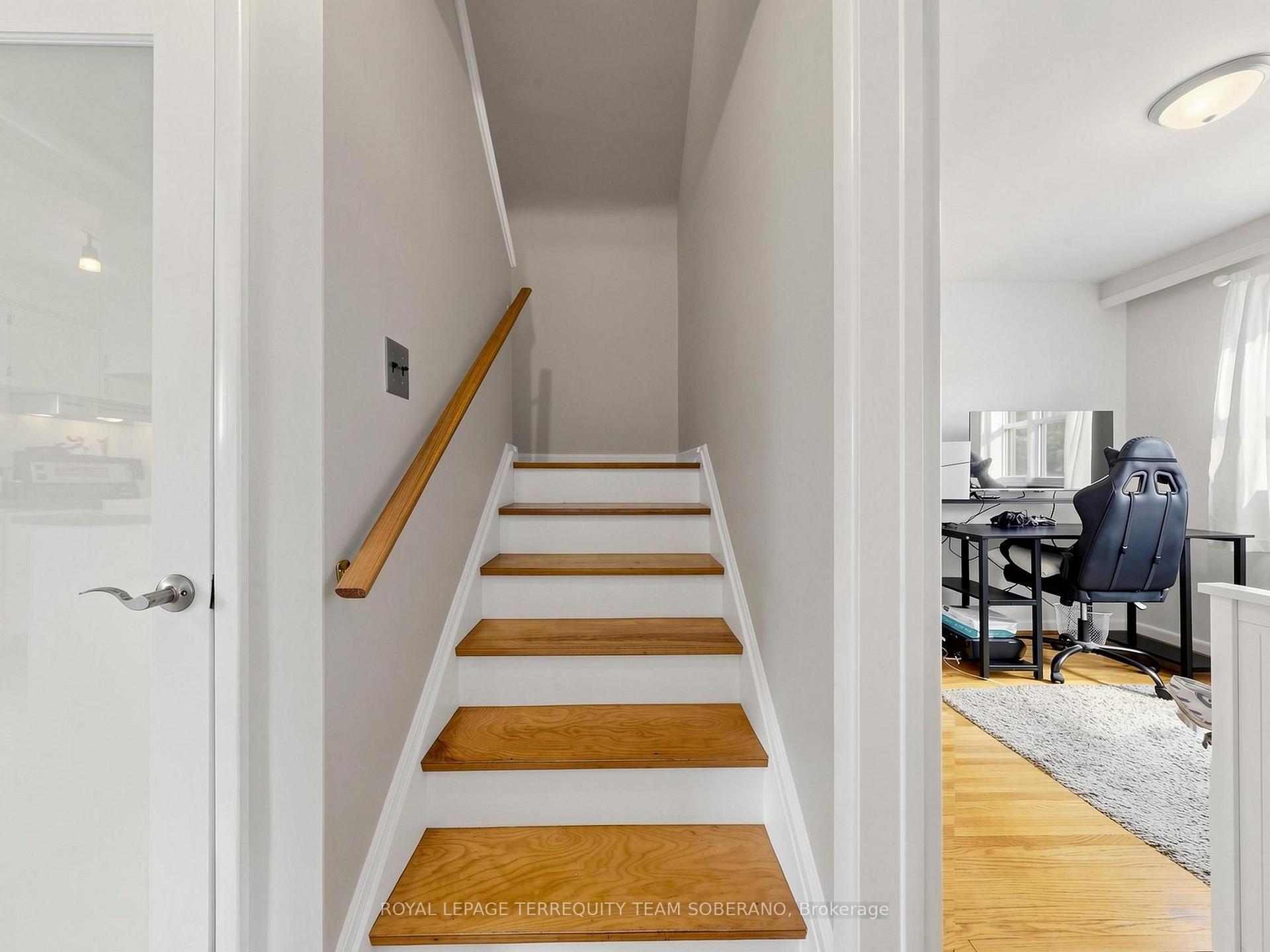 Photo 24 of 16 Clearbrooke Circle, Etobicoke, Rexdale-Kipling — HOMEH