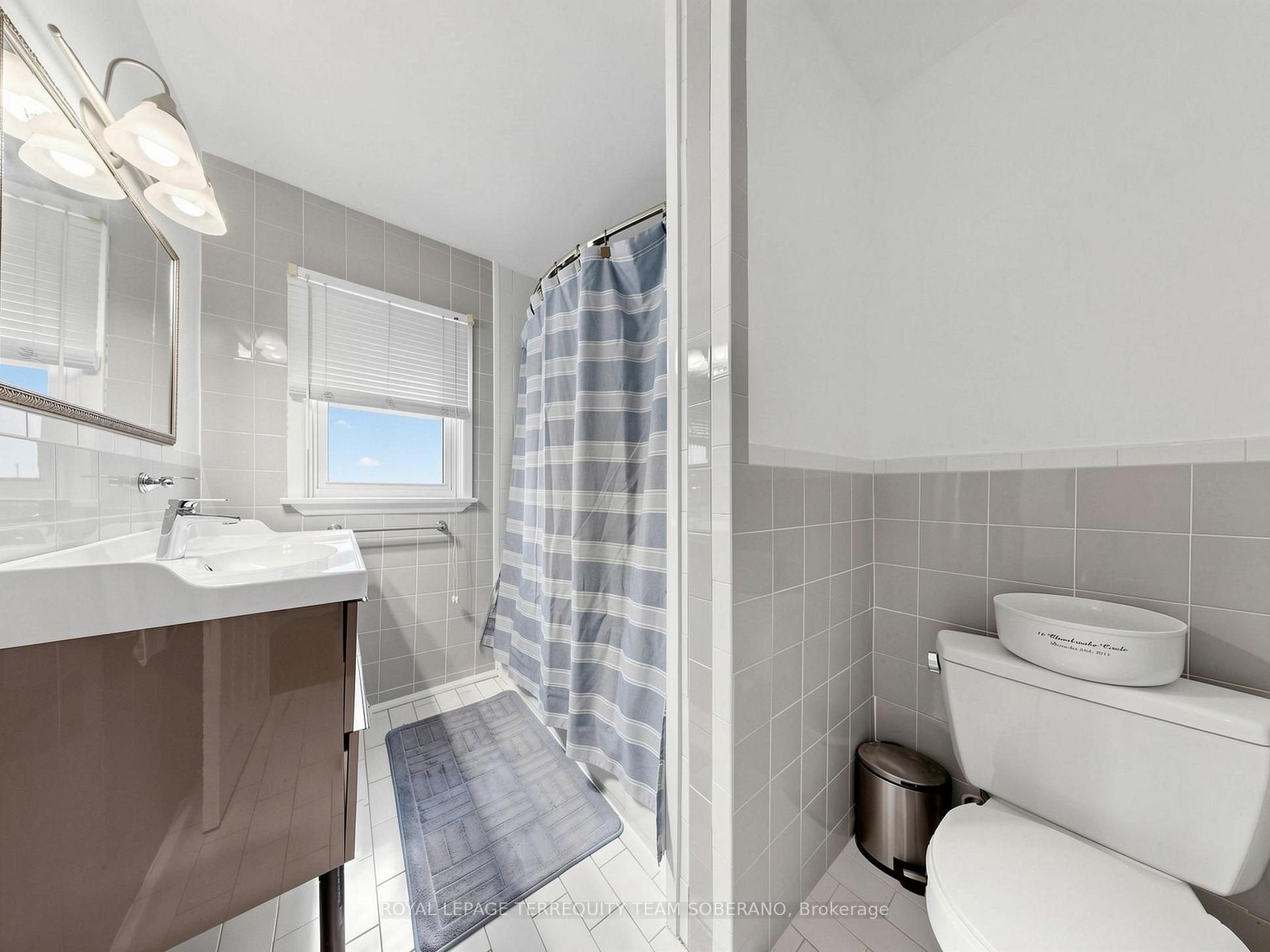 Photo 32 of 16 Clearbrooke Circle, Etobicoke, Rexdale-Kipling — HOMEH