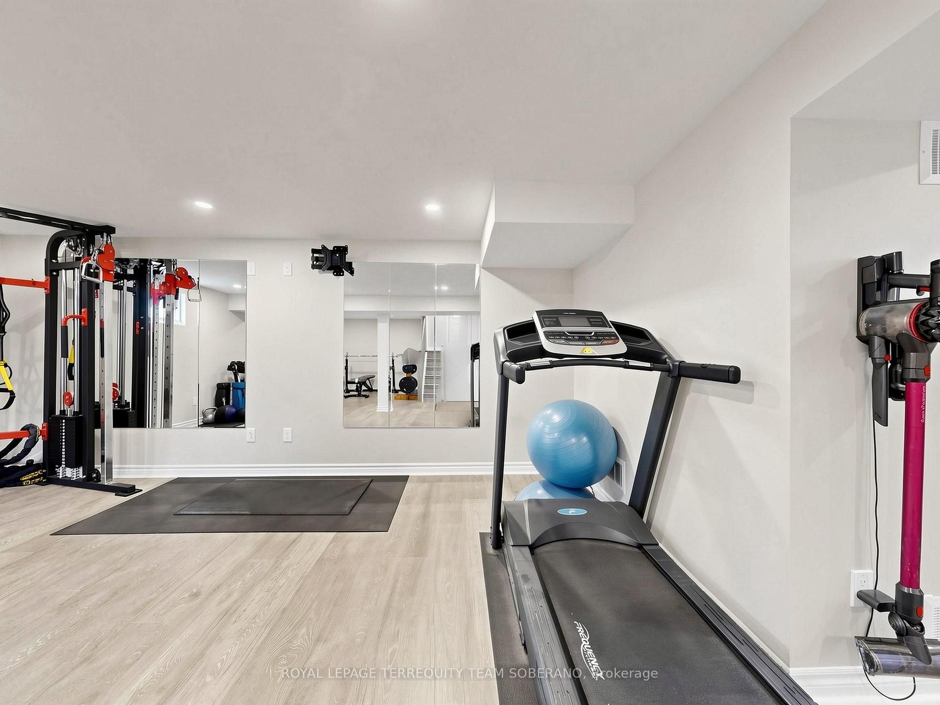 Photo 41 of 16 Clearbrooke Circle, Etobicoke, Rexdale-Kipling — HOMEH