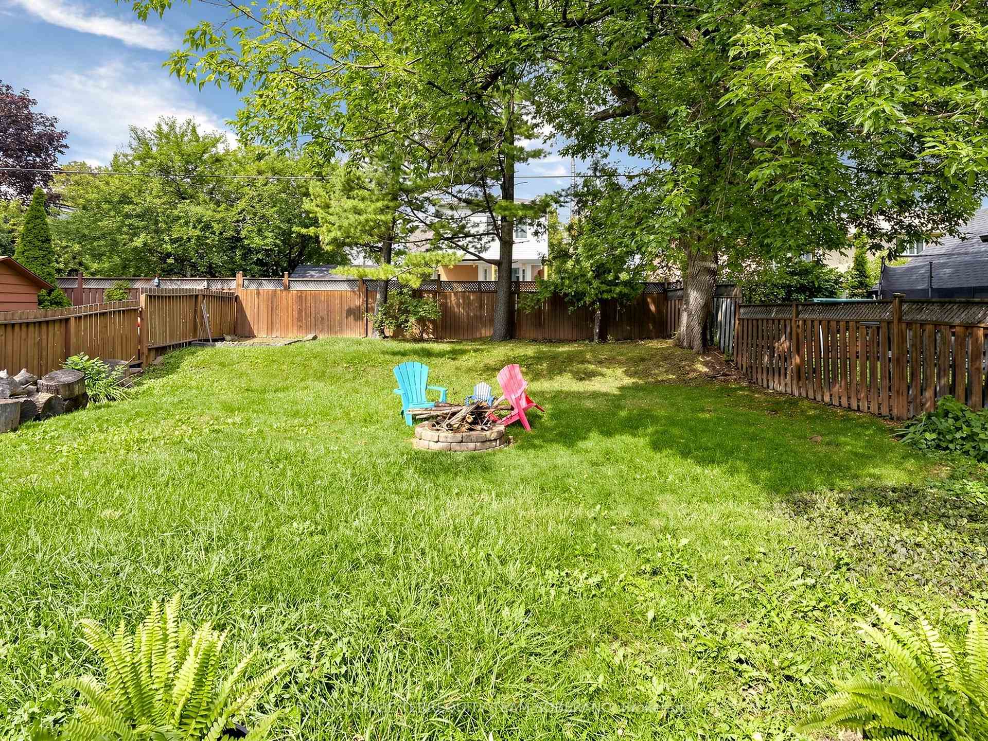 Photo 55 of 16 Clearbrooke Circle, Etobicoke, Rexdale-Kipling — HOMEH