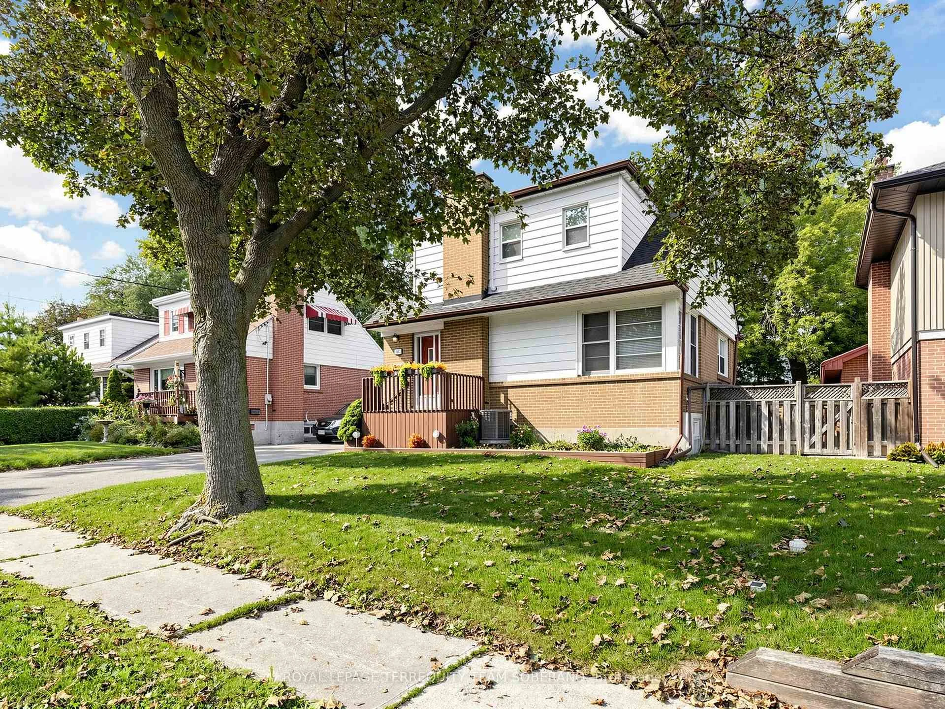 Photo 6 of 16 Clearbrooke Circle, Etobicoke, Rexdale-Kipling — HOMEH