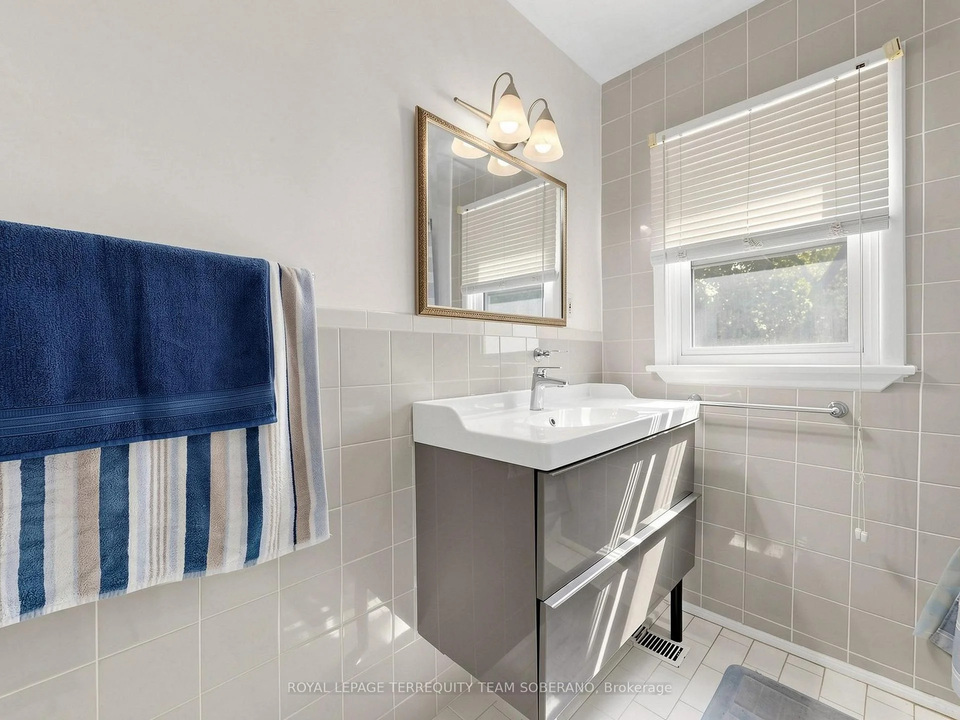 Photo 31 of 16 Clearbrooke Circle, Etobicoke, Rexdale-Kipling — HOMEH