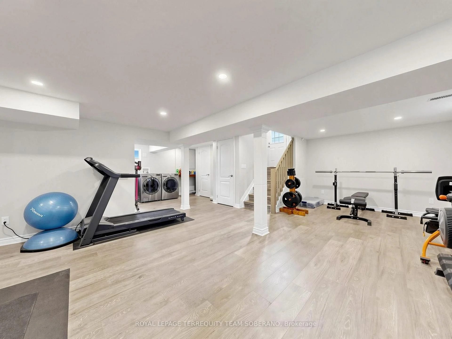 Photo 37 of 16 Clearbrooke Circle, Etobicoke, Rexdale-Kipling — HOMEH