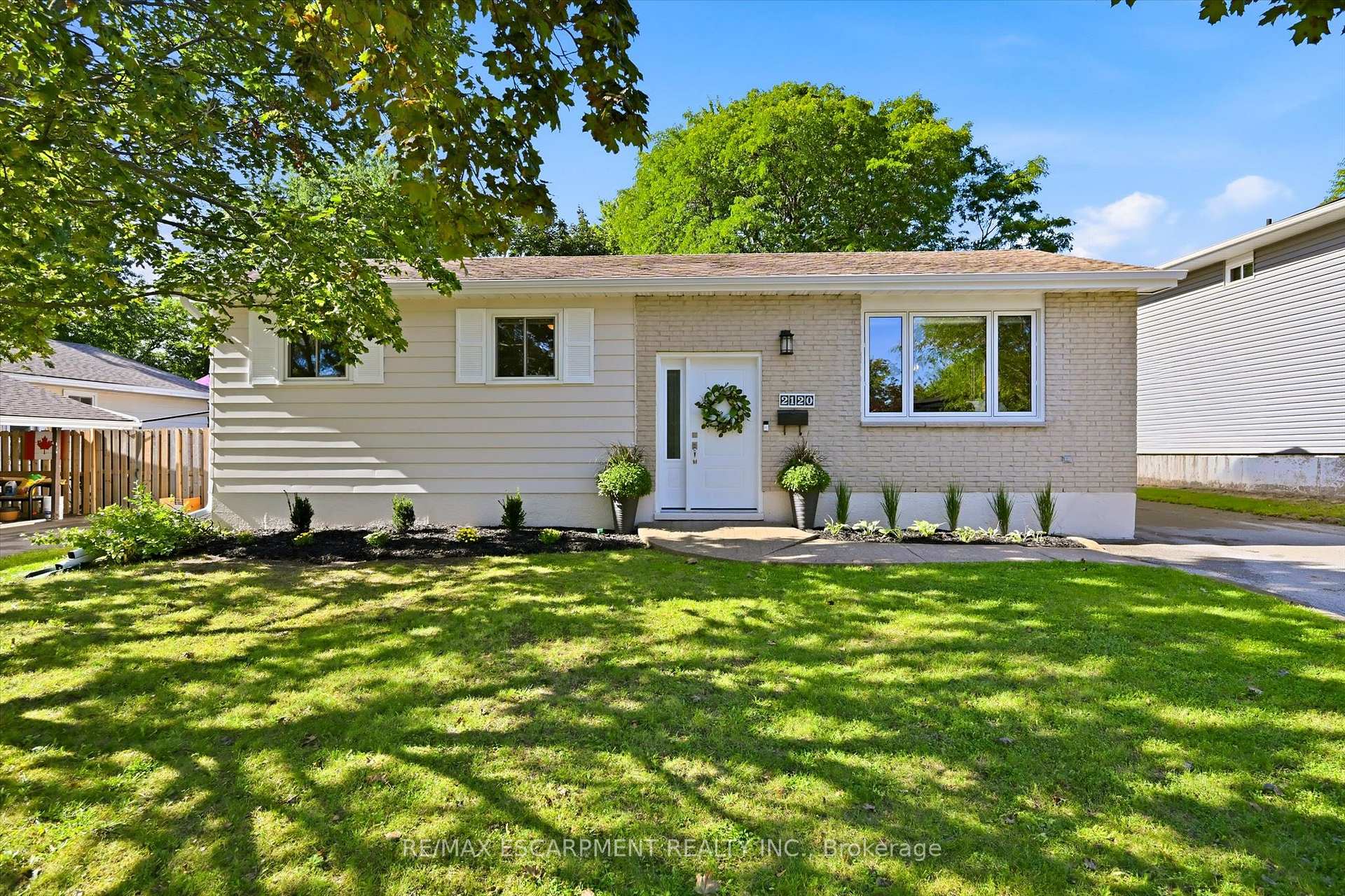 Photo 2 of 2120 Cavendish Drive, Burlington, Brant Hills — HOMEH