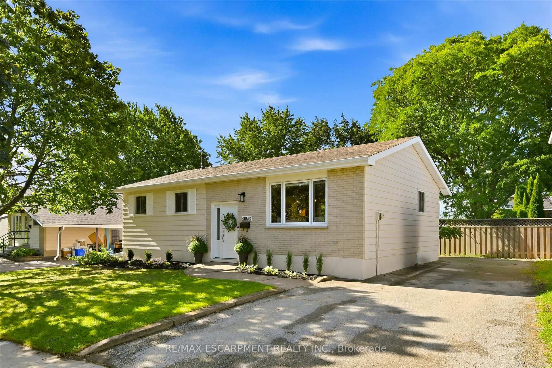 Photo 3 of 2120 Cavendish Drive, Burlington, Brant Hills — HOMEH