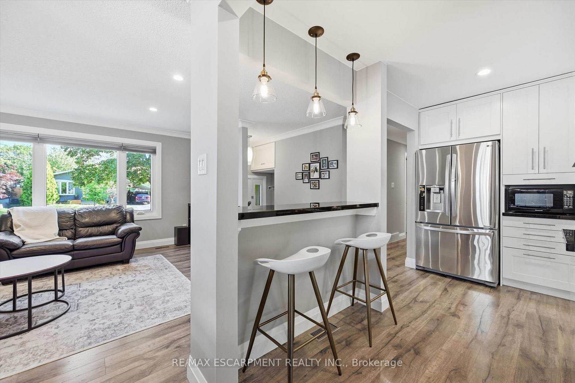 Photo 5 of 2120 Cavendish Drive, Burlington, Brant Hills — HOMEH