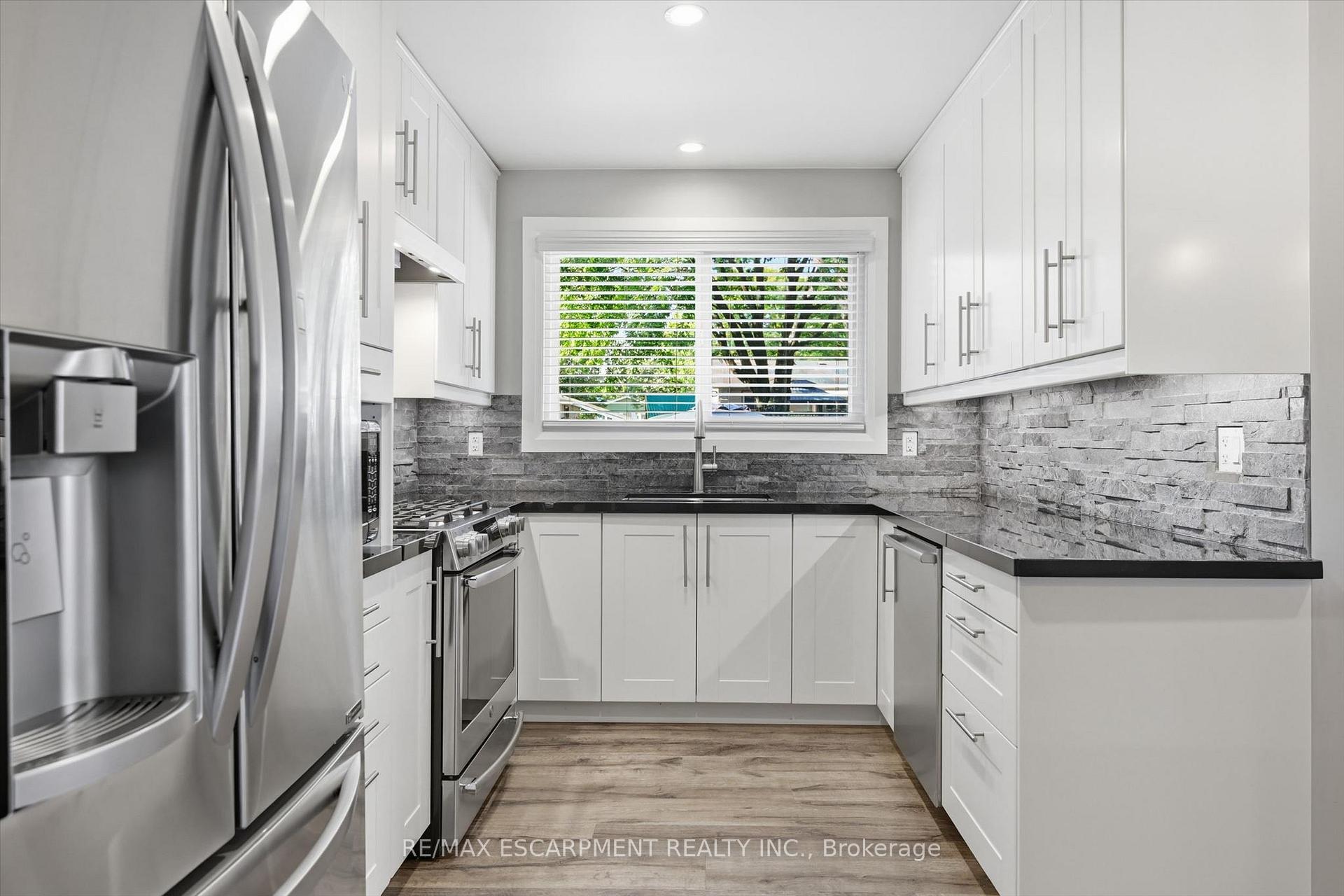 Photo 6 of 2120 Cavendish Drive, Burlington, Brant Hills — HOMEH