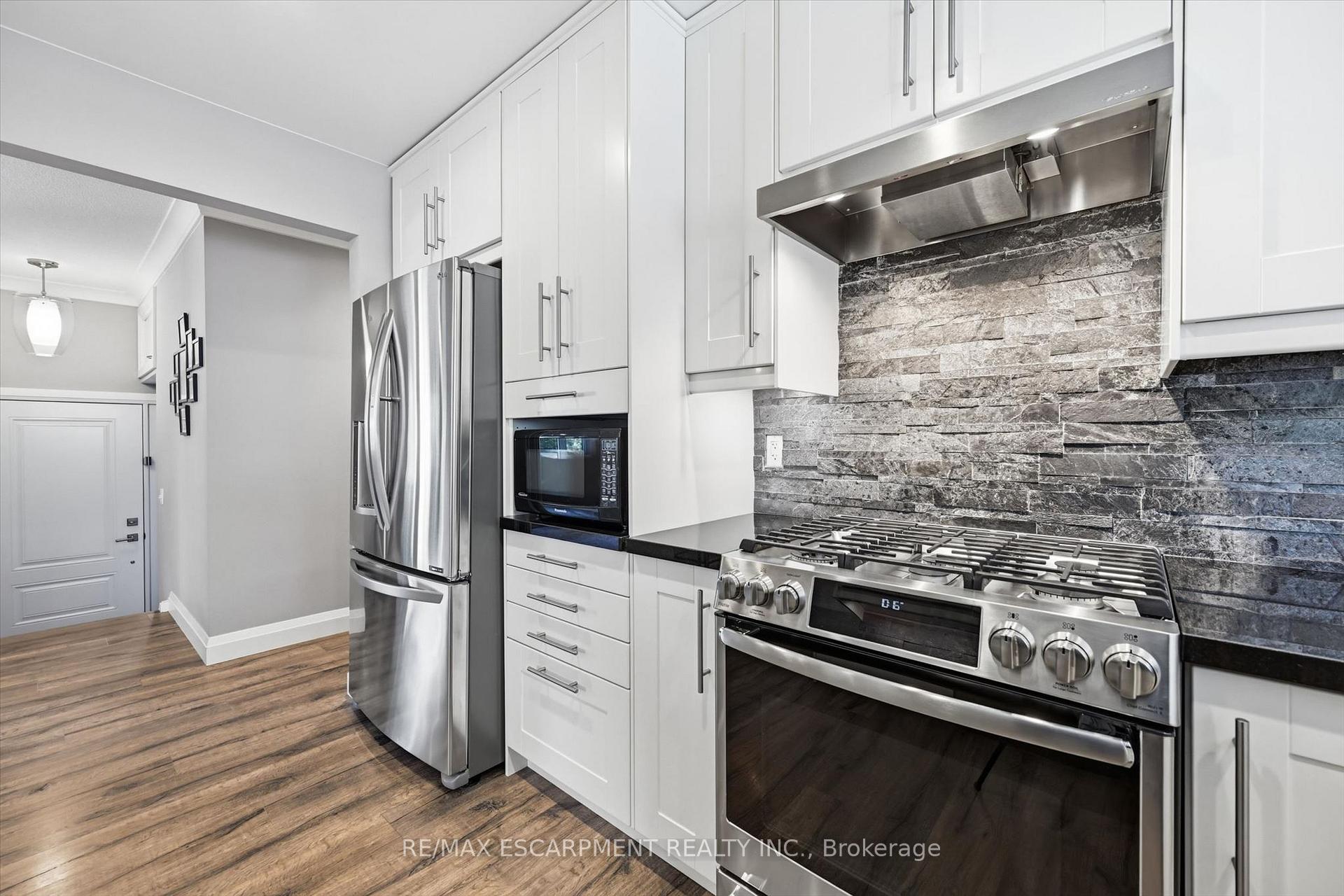 Photo 10 of 2120 Cavendish Drive, Burlington, Brant Hills — HOMEH