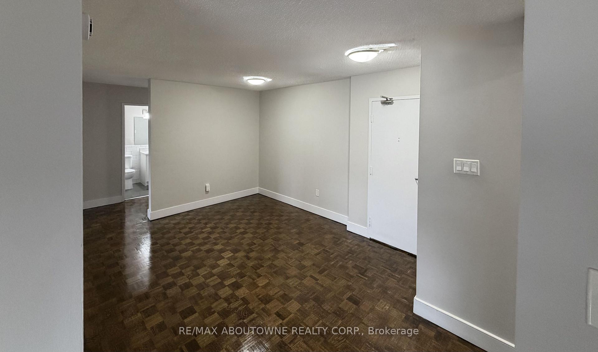Photo 2 of Unit 101, 147 Wellington Street W, Aurora, Aurora Village — HOMEH