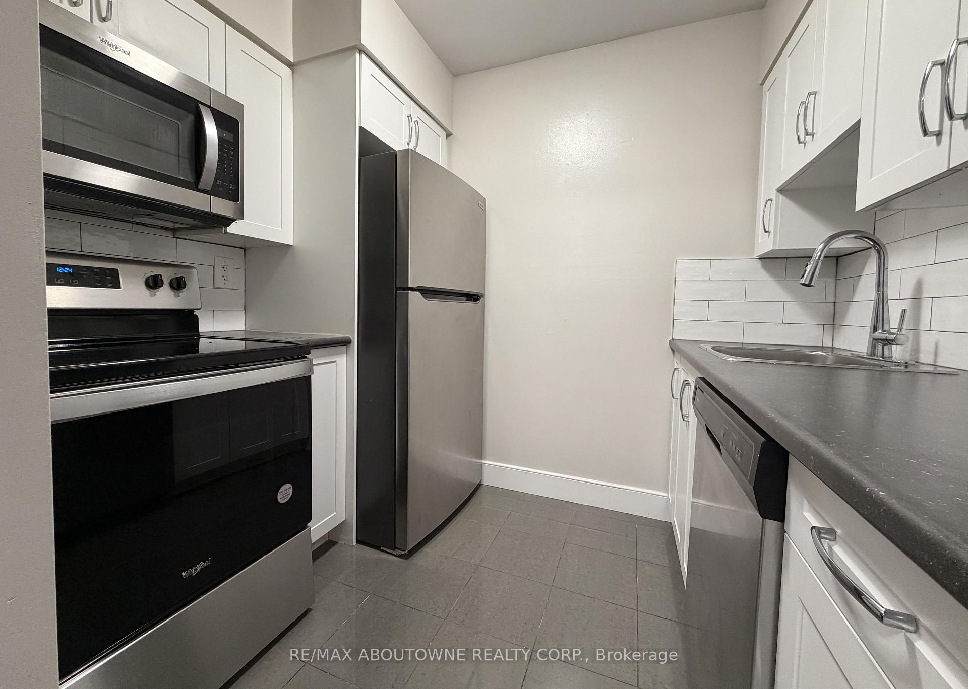 Photo 3 of Unit 101, 147 Wellington Street W, Aurora, Aurora Village — HOMEH