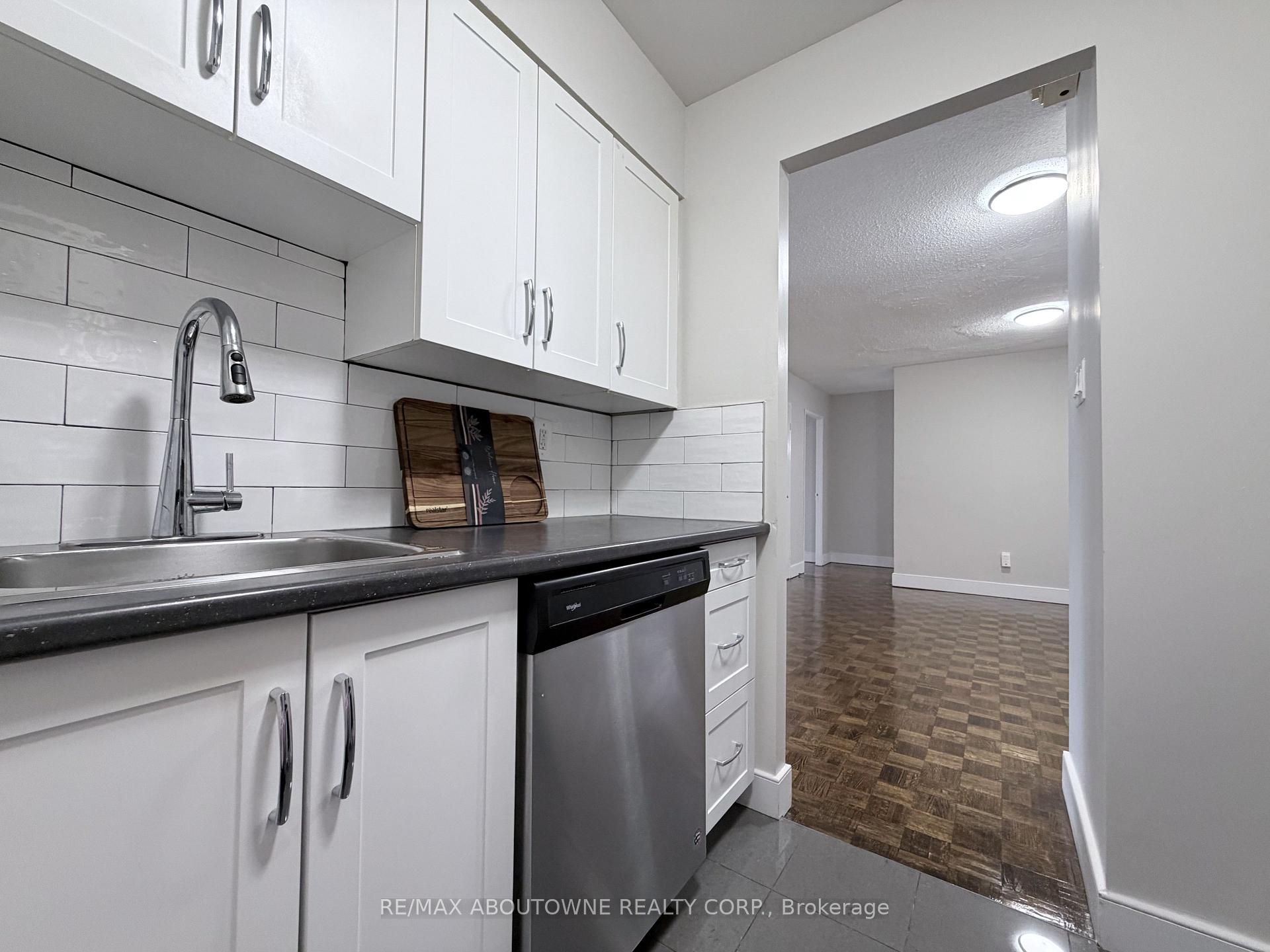 Photo 4 of Unit 101, 147 Wellington Street W, Aurora, Aurora Village — HOMEH