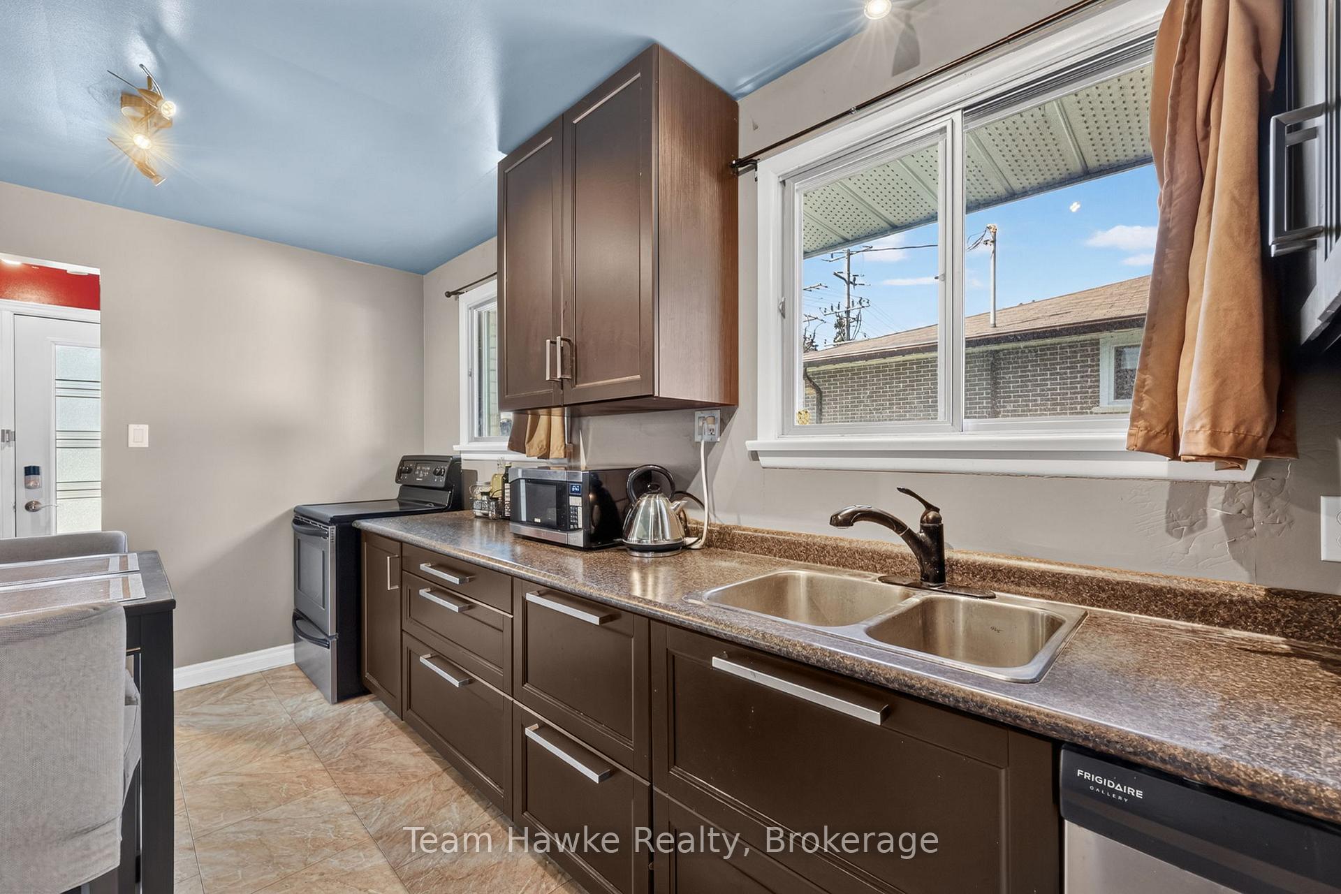 Photo 15 of 320 Scott Street, Midland — HOMEH