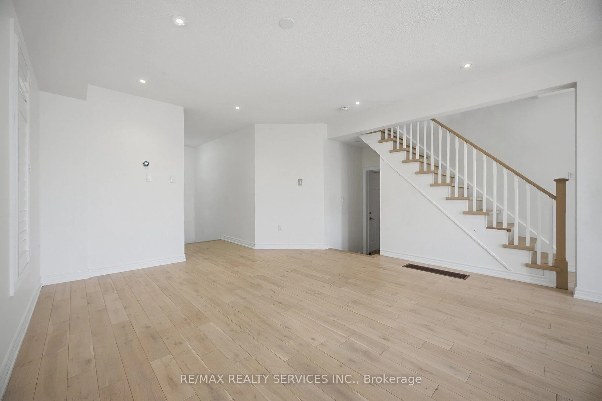Photo 14 of 33 Sewells Lane, Brampton, Fletcher's Meadow — HOMEH