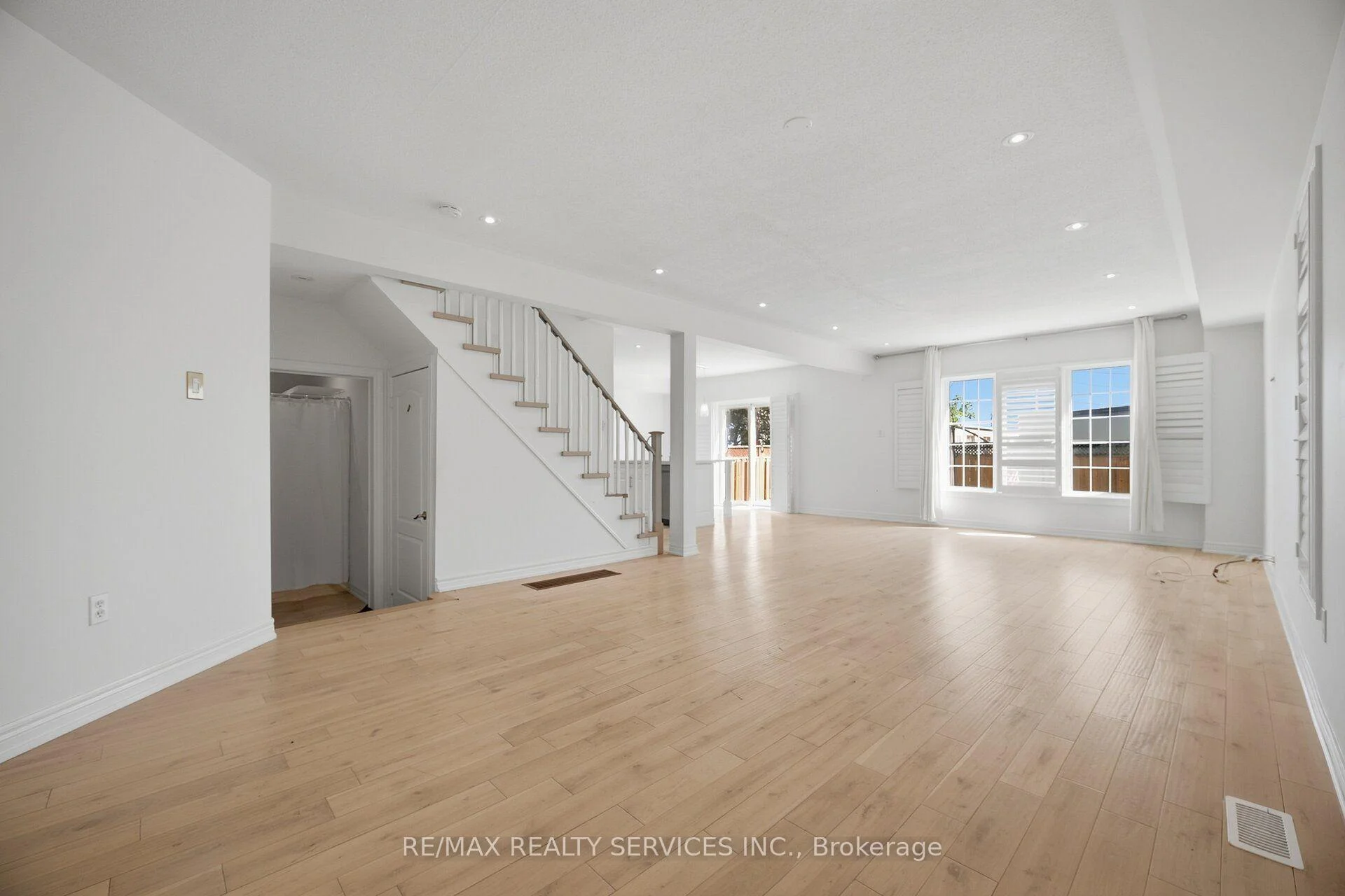 Photo 18 of 33 Sewells Lane, Brampton, Fletcher's Meadow — HOMEH