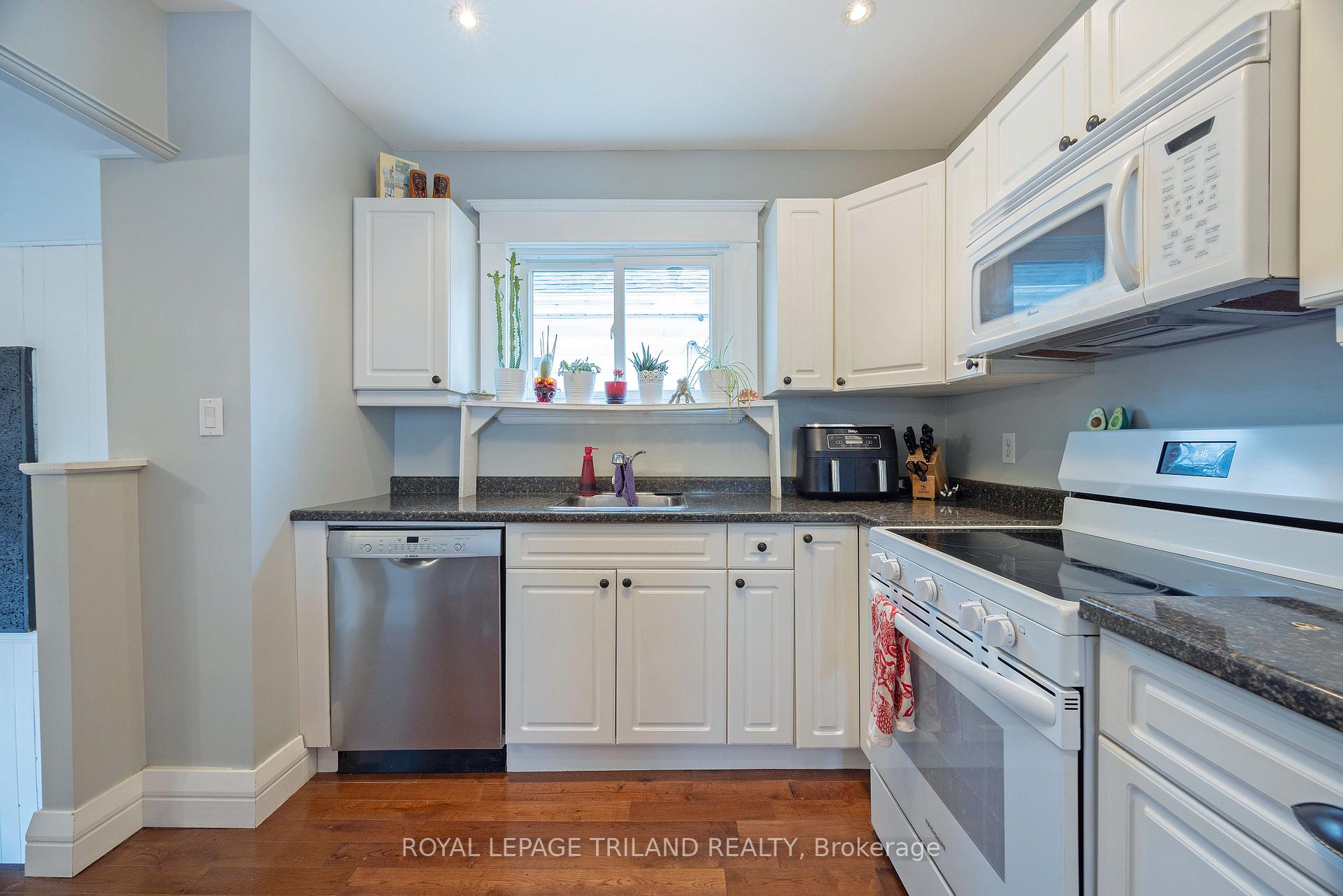 Photo 15 of 208 Edward Street, London, South F — HOMEH