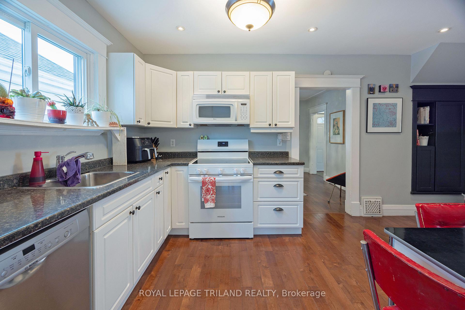 Photo 16 of 208 Edward Street, London, South F — HOMEH