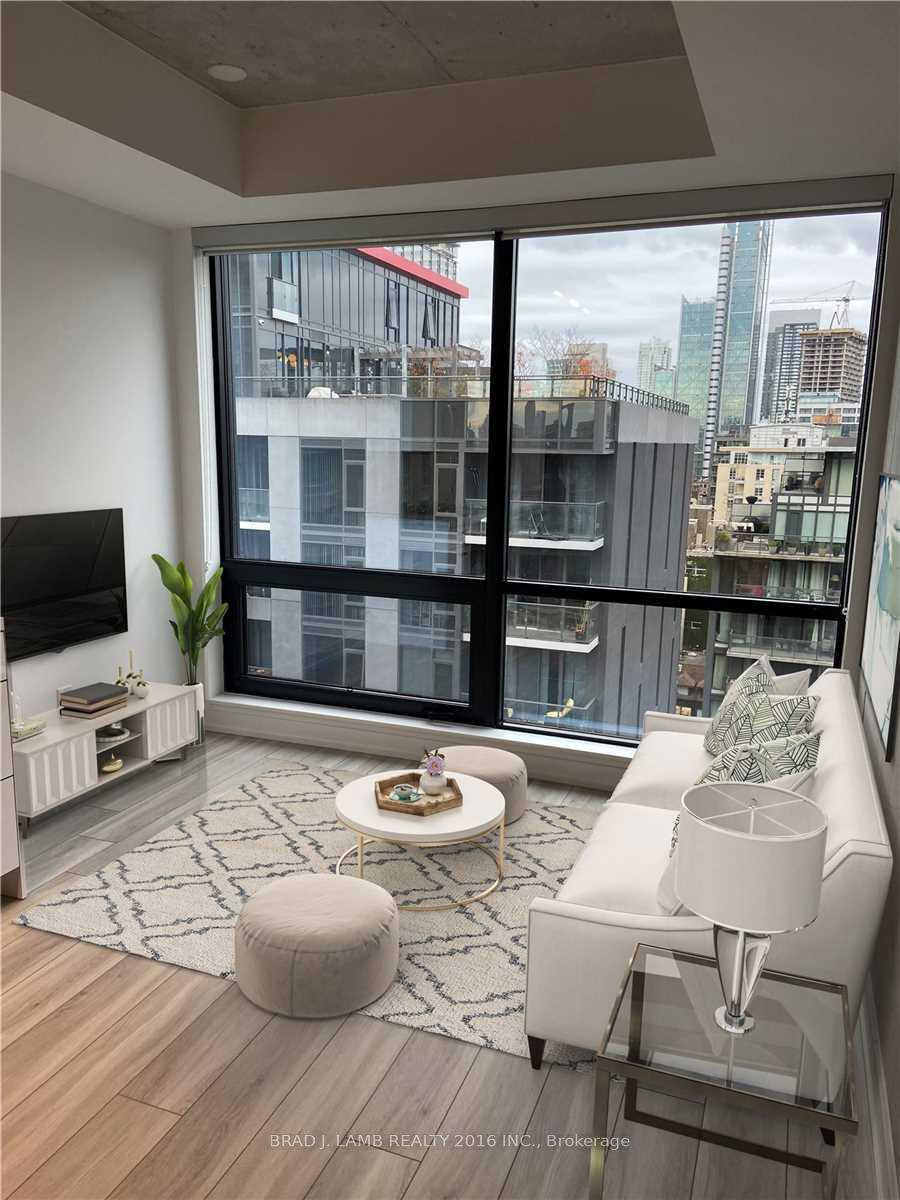Front of Unit 1107, 458 Richmond Street W