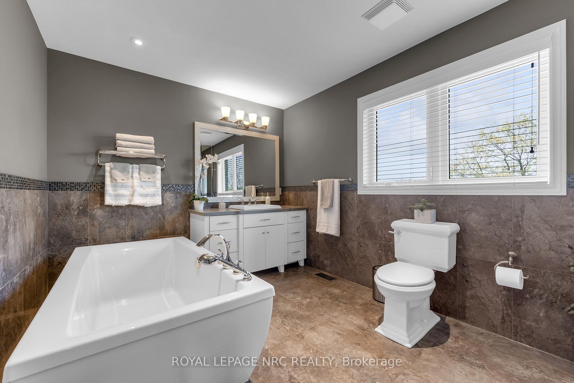 Photo 37 of 34 Marlene Stewart Drive, Pelham, Fonthill — HOMEH