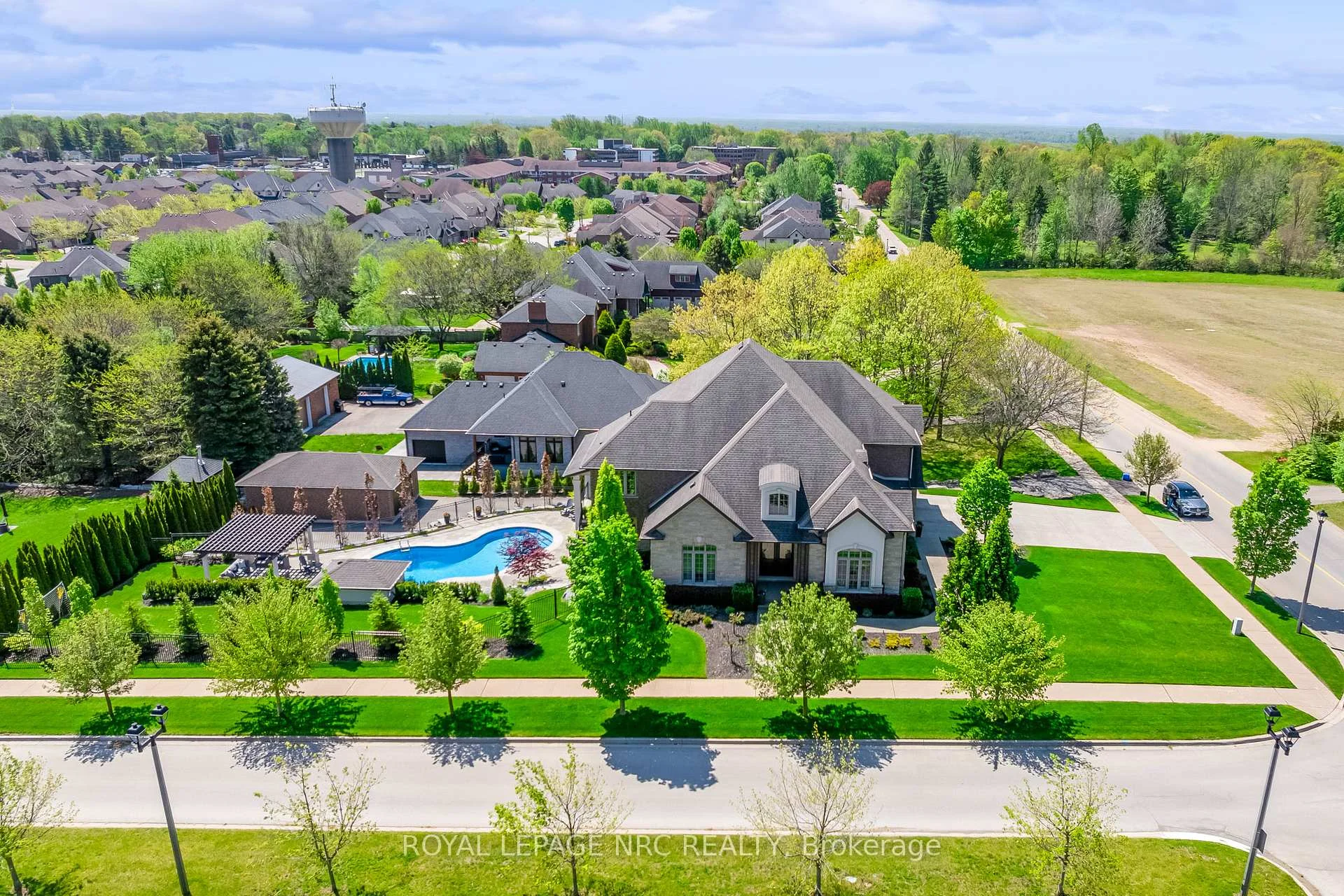 Photo 2 of 34 Marlene Stewart Drive, Pelham, Fonthill — HOMEH