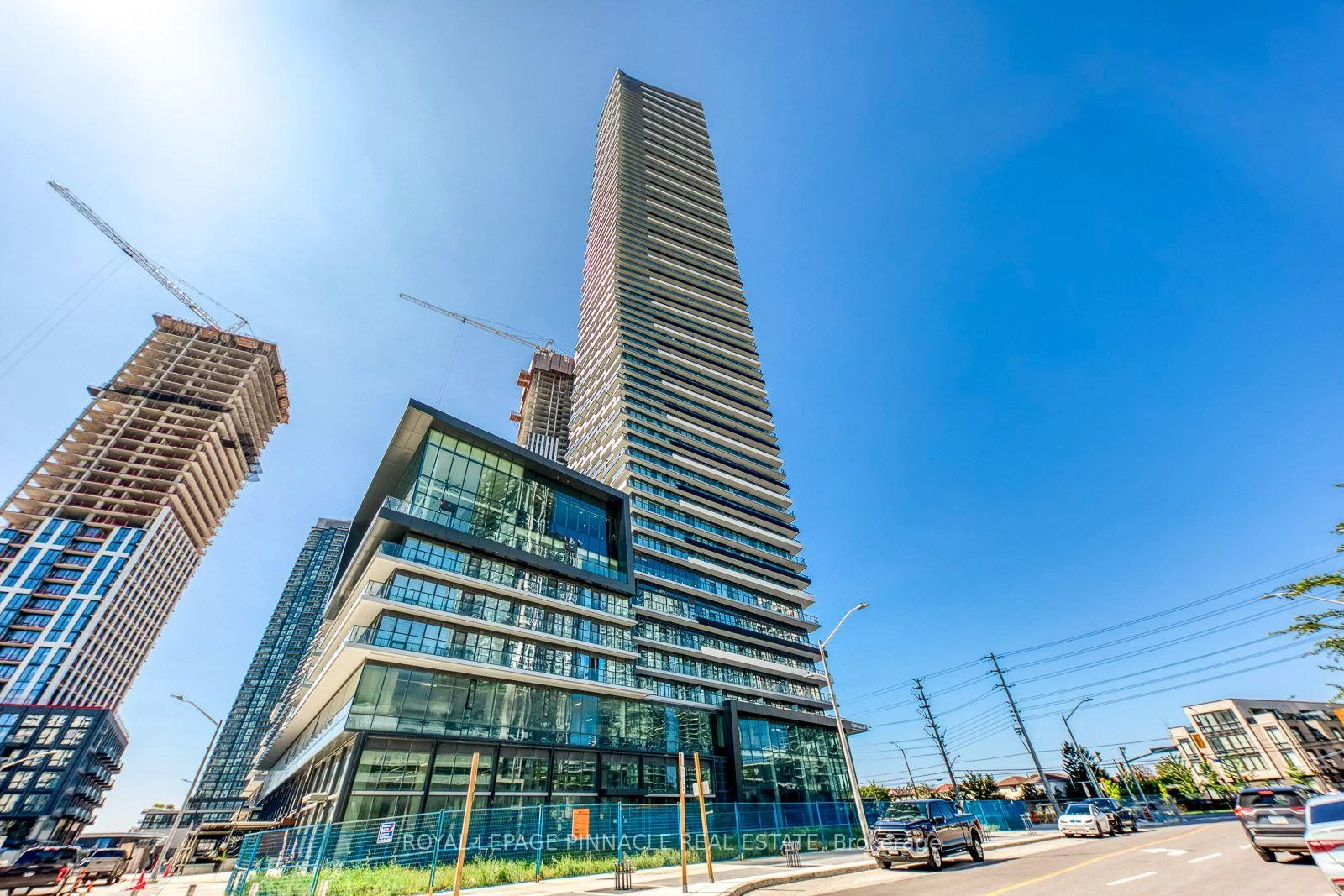 Front of Unit 5505, 448 Burnhamthorpe Road