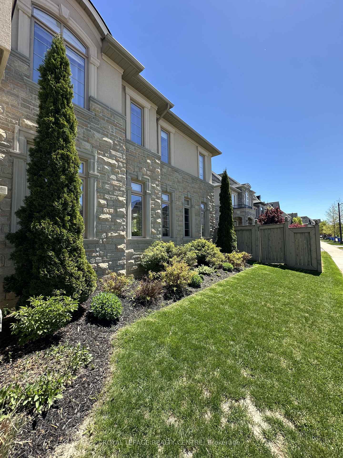 Photo 12 of 17 Bri Way, King, King City — HOMEH