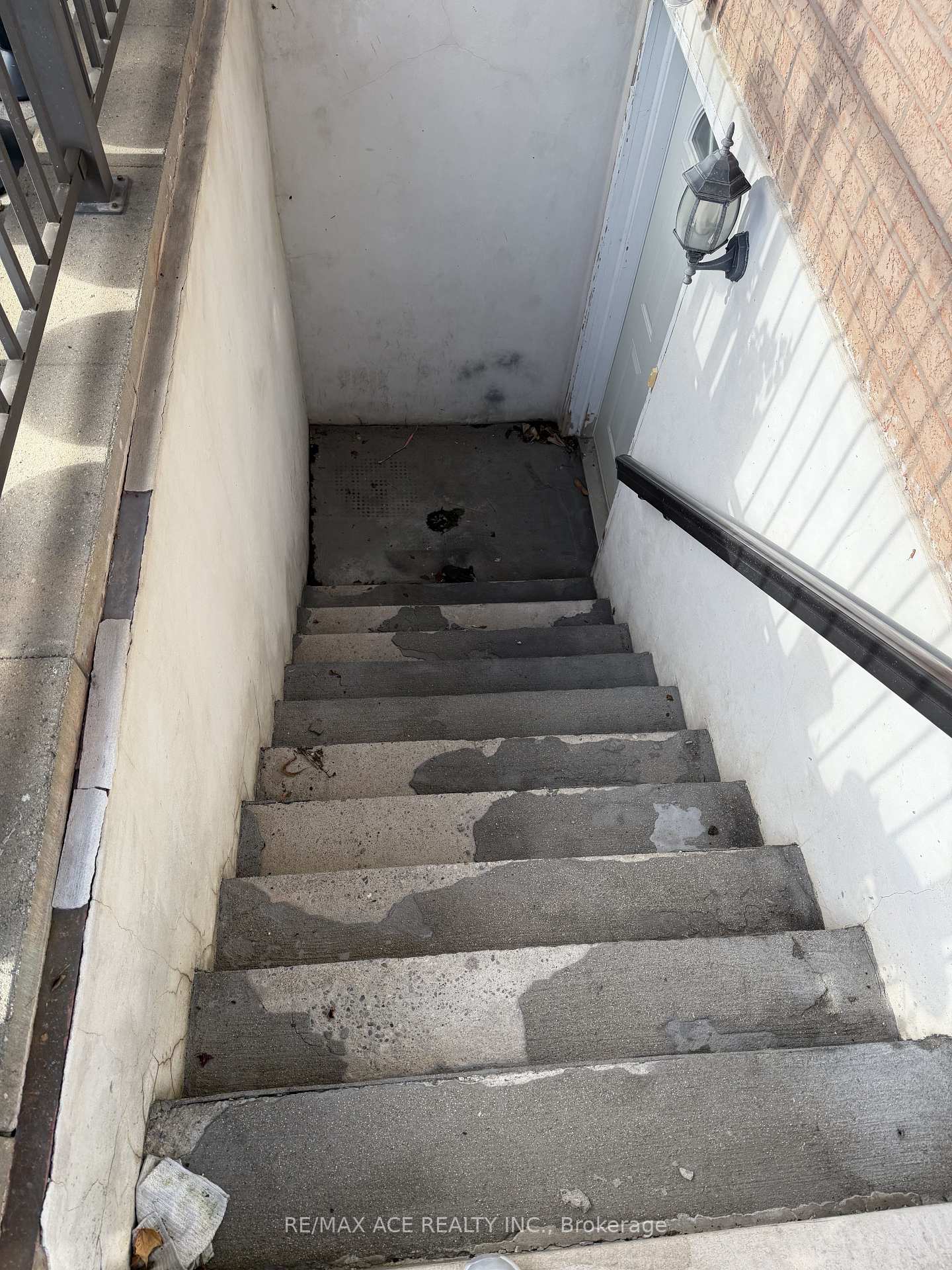 Photo 2 of Unit Basement, 192 Featherstone Avenue, Markham, Middlefield — HOMEH