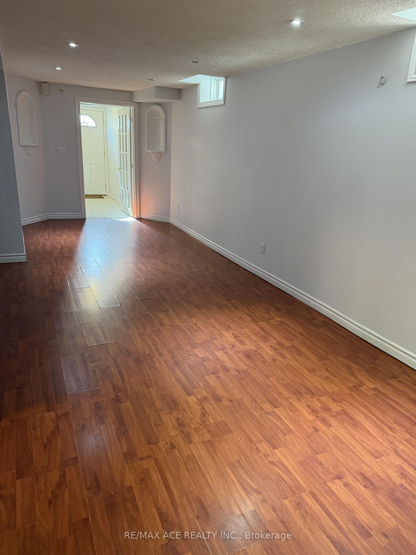 Photo 5 of Unit Basement, 192 Featherstone Avenue, Markham, Middlefield — HOMEH
