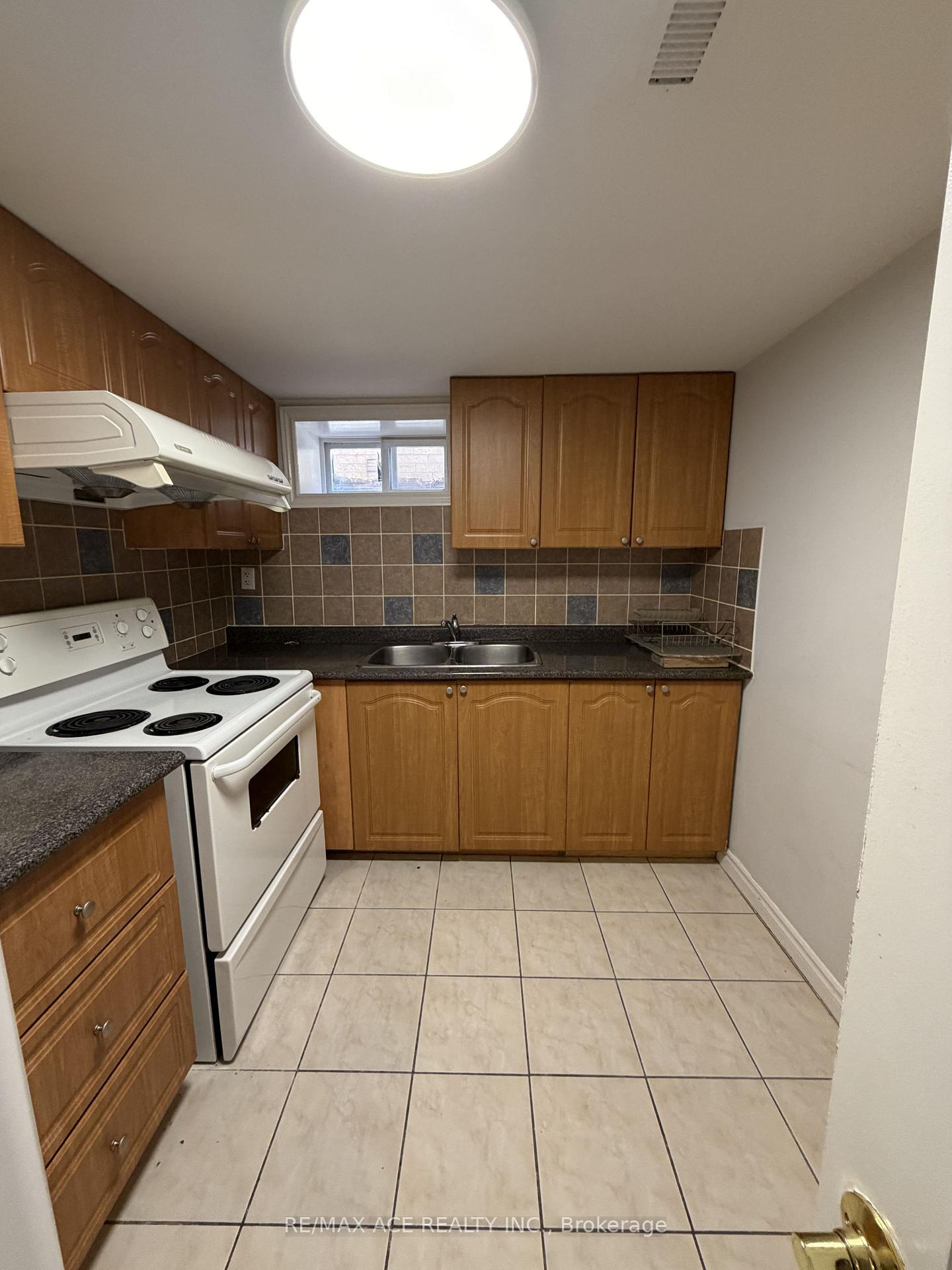 Photo 8 of Unit Basement, 192 Featherstone Avenue, Markham, Middlefield — HOMEH