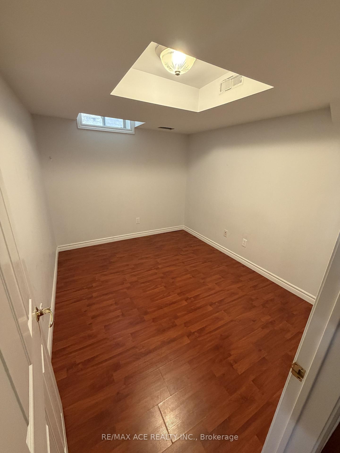 Photo 12 of Unit Basement, 192 Featherstone Avenue, Markham, Middlefield — HOMEH
