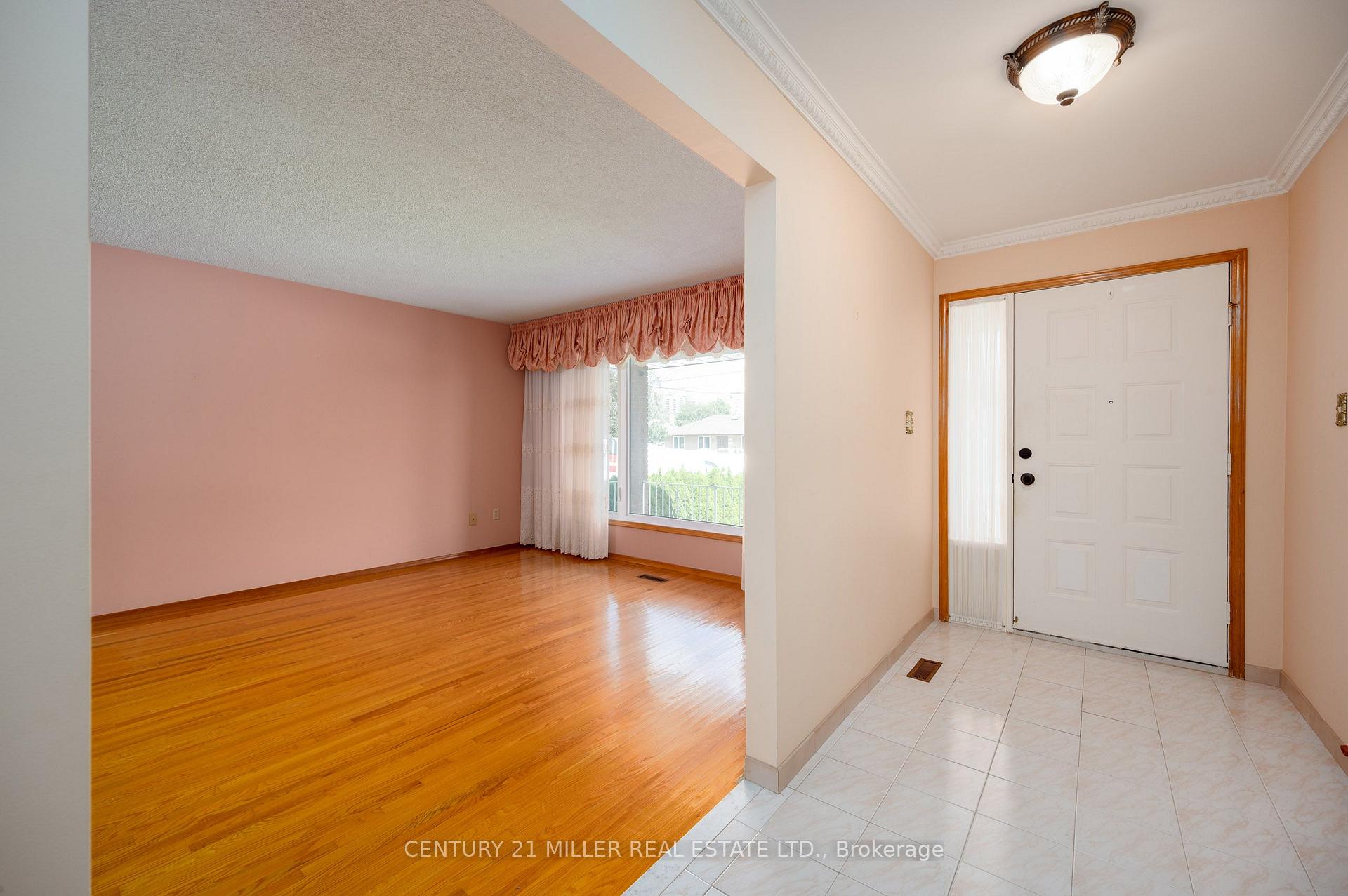 Photo 3 of 3478 Palgrave Road, Mississauga, Fairview — HOMEH