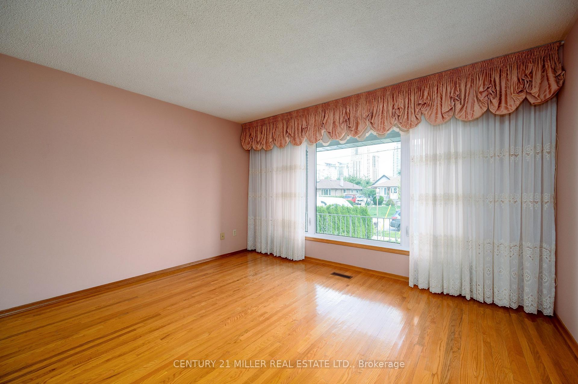 Photo 4 of 3478 Palgrave Road, Mississauga, Fairview — HOMEH