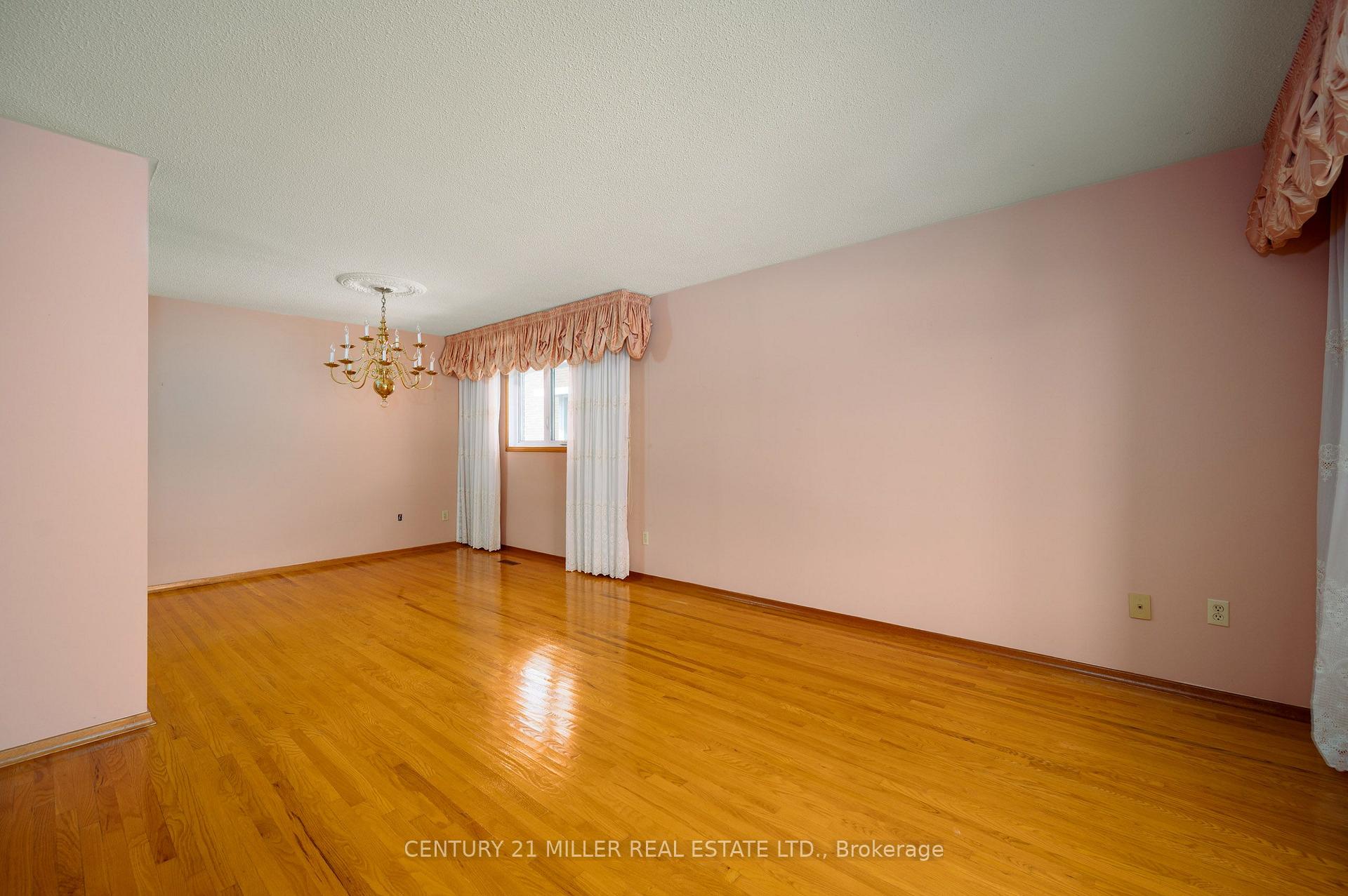 Photo 5 of 3478 Palgrave Road, Mississauga, Fairview — HOMEH