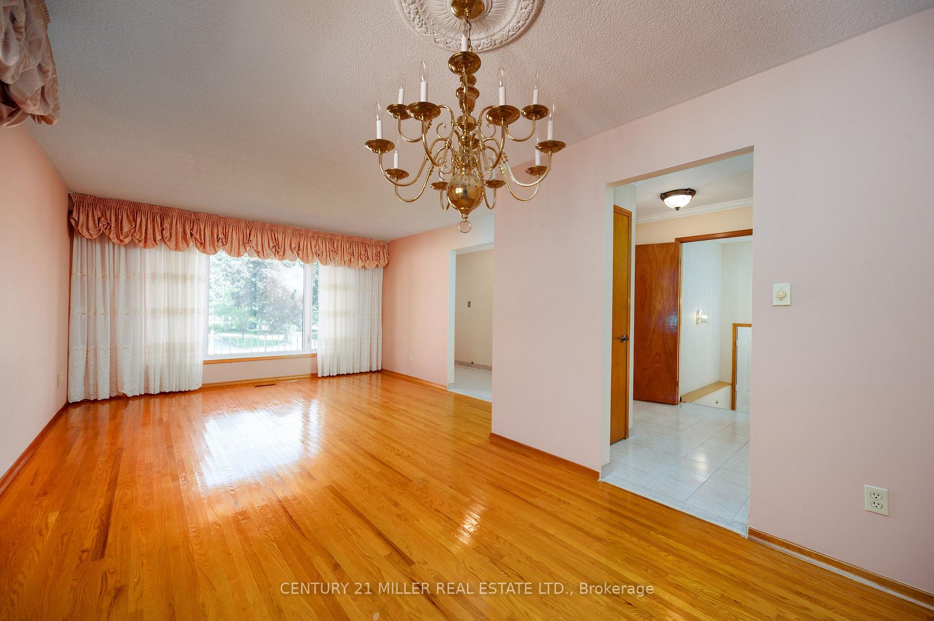 Photo 6 of 3478 Palgrave Road, Mississauga, Fairview — HOMEH